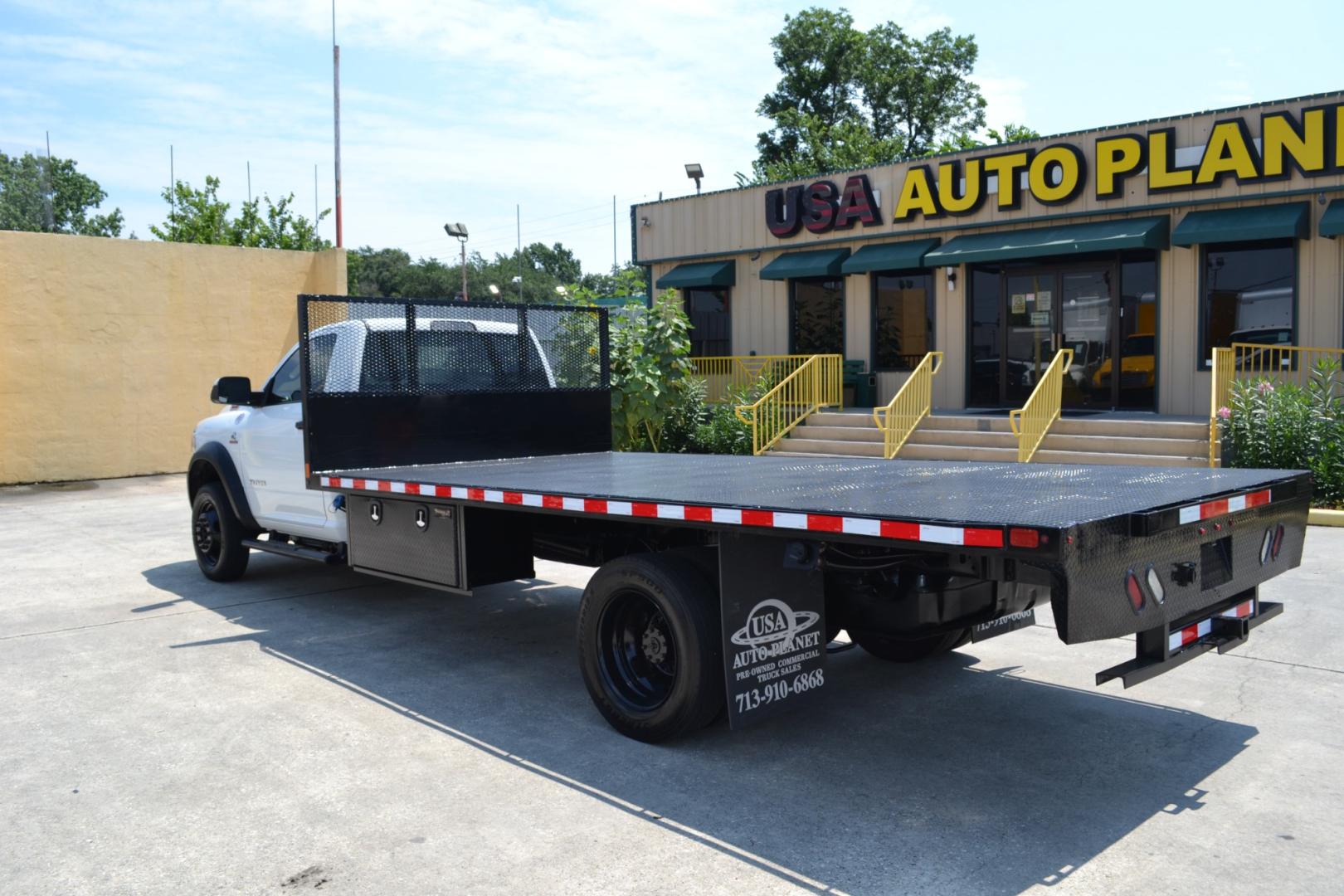 2019 WHITE /BLACK RAM 5500 with an CUMMINS 6.7L TURBO DIESEL engine, AISIN A465 6SPD AUTOMATIC transmission, located at 9172 North Fwy, Houston, TX, 77037, (713) 910-6868, 29.887470, -95.411903 - Photo#4