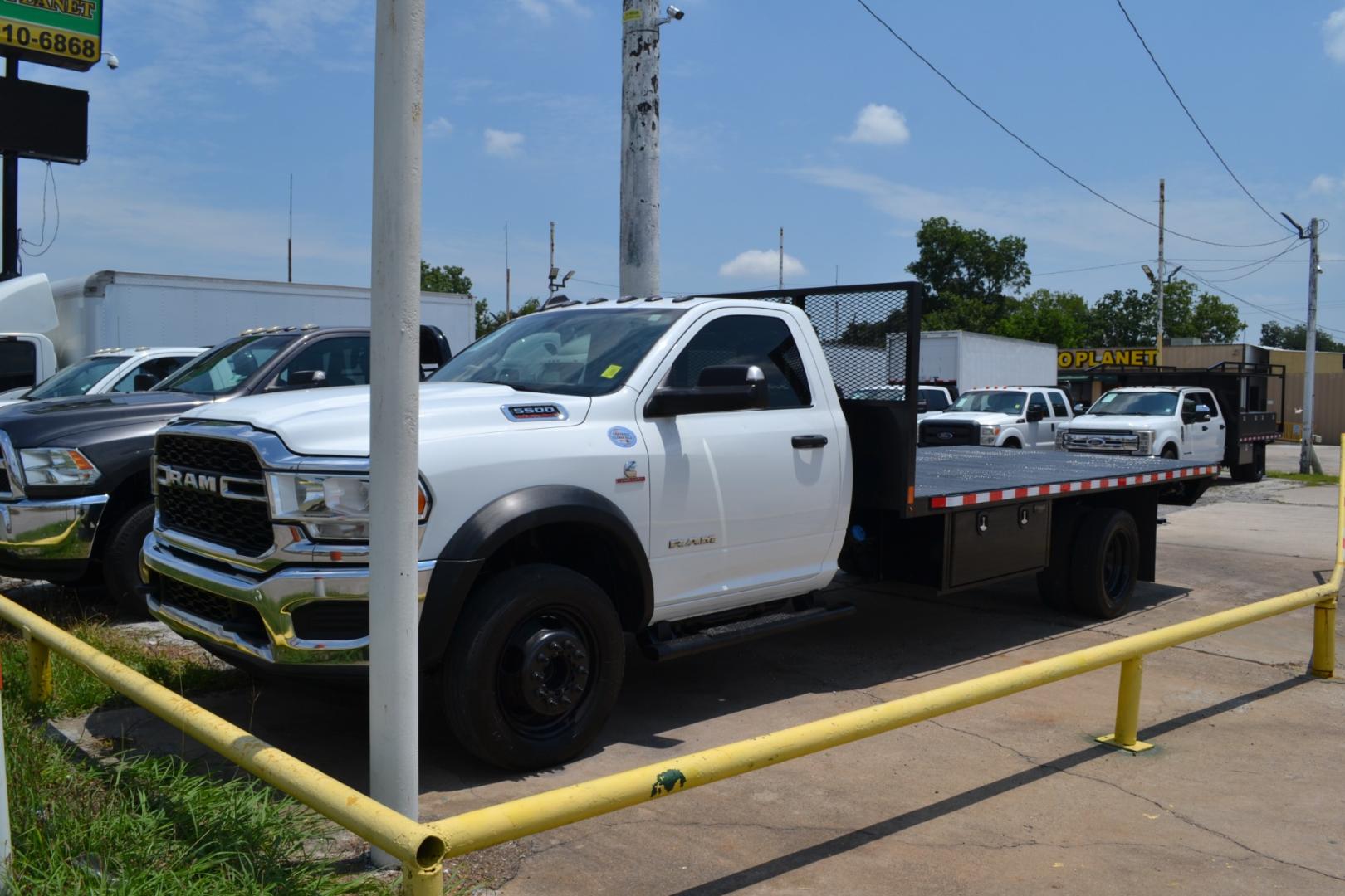 2019 WHITE /BLACK RAM 5500 with an CUMMINS 6.7L TURBO DIESEL engine, AISIN A465 6SPD AUTOMATIC transmission, located at 9172 North Fwy, Houston, TX, 77037, (713) 910-6868, 29.887470, -95.411903 - Photo#5