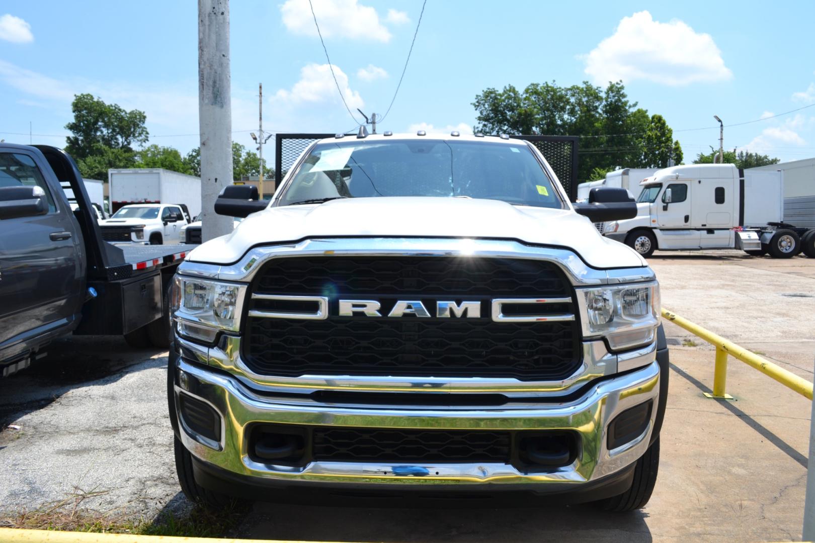 2019 WHITE /BLACK RAM 5500 with an CUMMINS 6.7L TURBO DIESEL engine, AISIN A465 6SPD AUTOMATIC transmission, located at 9172 North Fwy, Houston, TX, 77037, (713) 910-6868, 29.887470, -95.411903 - Photo#6