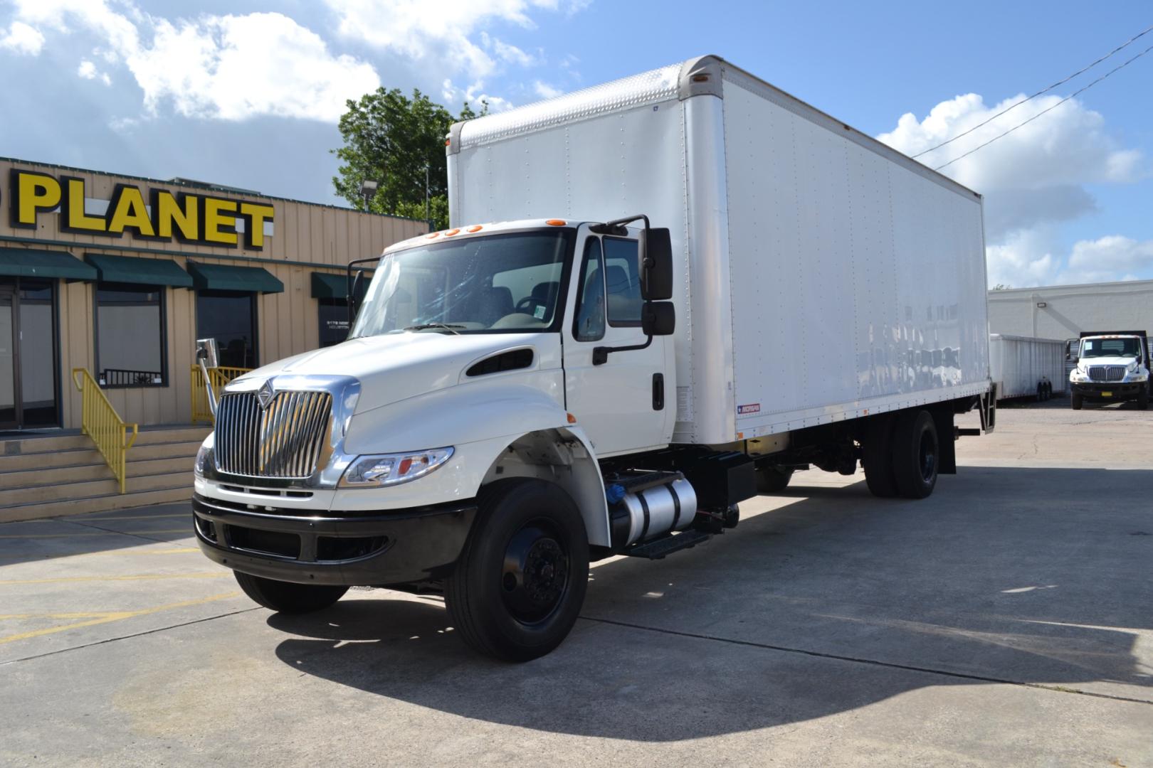 2015 WHITE /BLACK INTERNATIONAL 4300 with an CUMMINS ISB 6.7L 240HP engine, ALLISON 2100HS AUTOMATIC transmission, located at 9172 North Fwy, Houston, TX, 77037, (713) 910-6868, 29.887470, -95.411903 - 25,999LB GVWR, MORGAN 26FT BOX, 13FT CLEARANCE, H 103" X W 102", 3,500LB CAPACITY LIFT GATE, SPRING RIDE, 100 GALLON FUEL TANK, E-TRACKS , COLD A/C - Photo#0