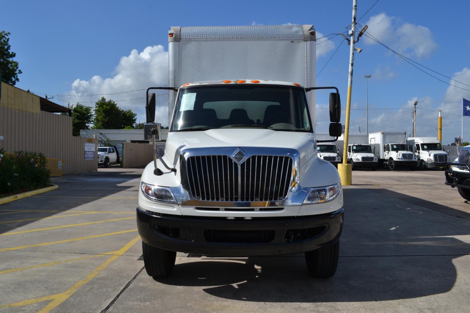 2015 WHITE /BLACK INTERNATIONAL 4300 with an CUMMINS ISB 6.7L 240HP engine, ALLISON 2100HS AUTOMATIC transmission, located at 9172 North Fwy, Houston, TX, 77037, (713) 910-6868, 29.887470, -95.411903 - 25,999LB GVWR, MORGAN 26FT BOX, 13FT CLEARANCE, H 103" X W 102", 3,500LB CAPACITY LIFT GATE, SPRING RIDE, 100 GALLON FUEL TANK, E-TRACKS , COLD A/C - Photo#1