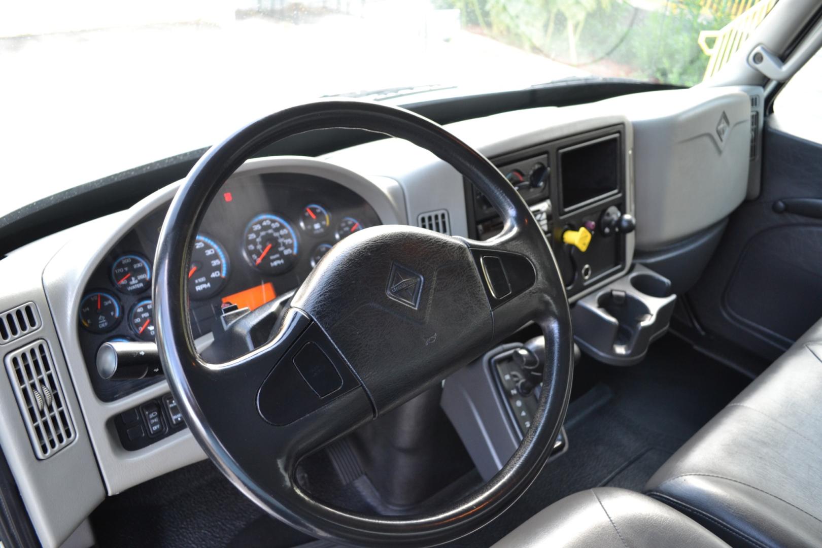 2015 WHITE /BLACK INTERNATIONAL 4300 with an CUMMINS ISB 6.7L 240HP engine, ALLISON 2100HS AUTOMATIC transmission, located at 9172 North Fwy, Houston, TX, 77037, (713) 910-6868, 29.887470, -95.411903 - 25,999LB GVWR, MORGAN 26FT BOX, 13FT CLEARANCE, H 103" X W 102", 3,500LB CAPACITY LIFT GATE, SPRING RIDE, 100 GALLON FUEL TANK, E-TRACKS , COLD A/C - Photo#16