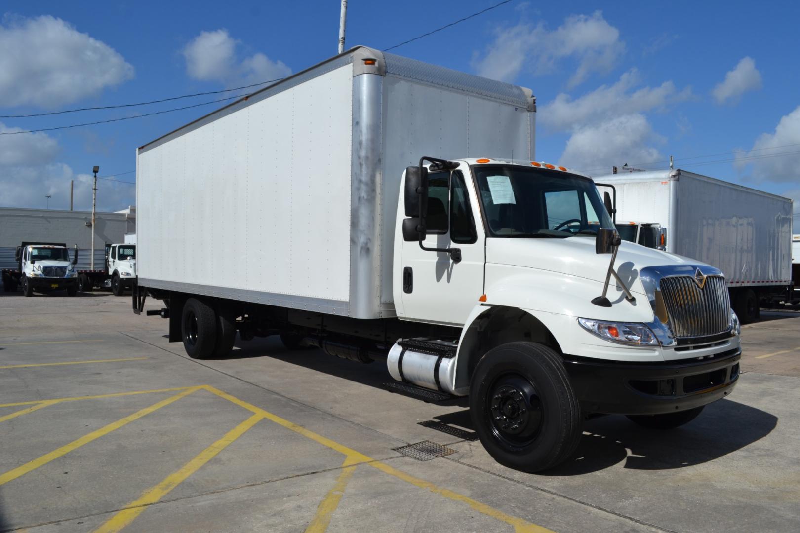 2015 WHITE /BLACK INTERNATIONAL 4300 with an CUMMINS ISB 6.7L 240HP engine, ALLISON 2100HS AUTOMATIC transmission, located at 9172 North Fwy, Houston, TX, 77037, (713) 910-6868, 29.887470, -95.411903 - 25,999LB GVWR, MORGAN 26FT BOX, 13FT CLEARANCE, H 103" X W 102", 3,500LB CAPACITY LIFT GATE, SPRING RIDE, 100 GALLON FUEL TANK, E-TRACKS , COLD A/C - Photo#2