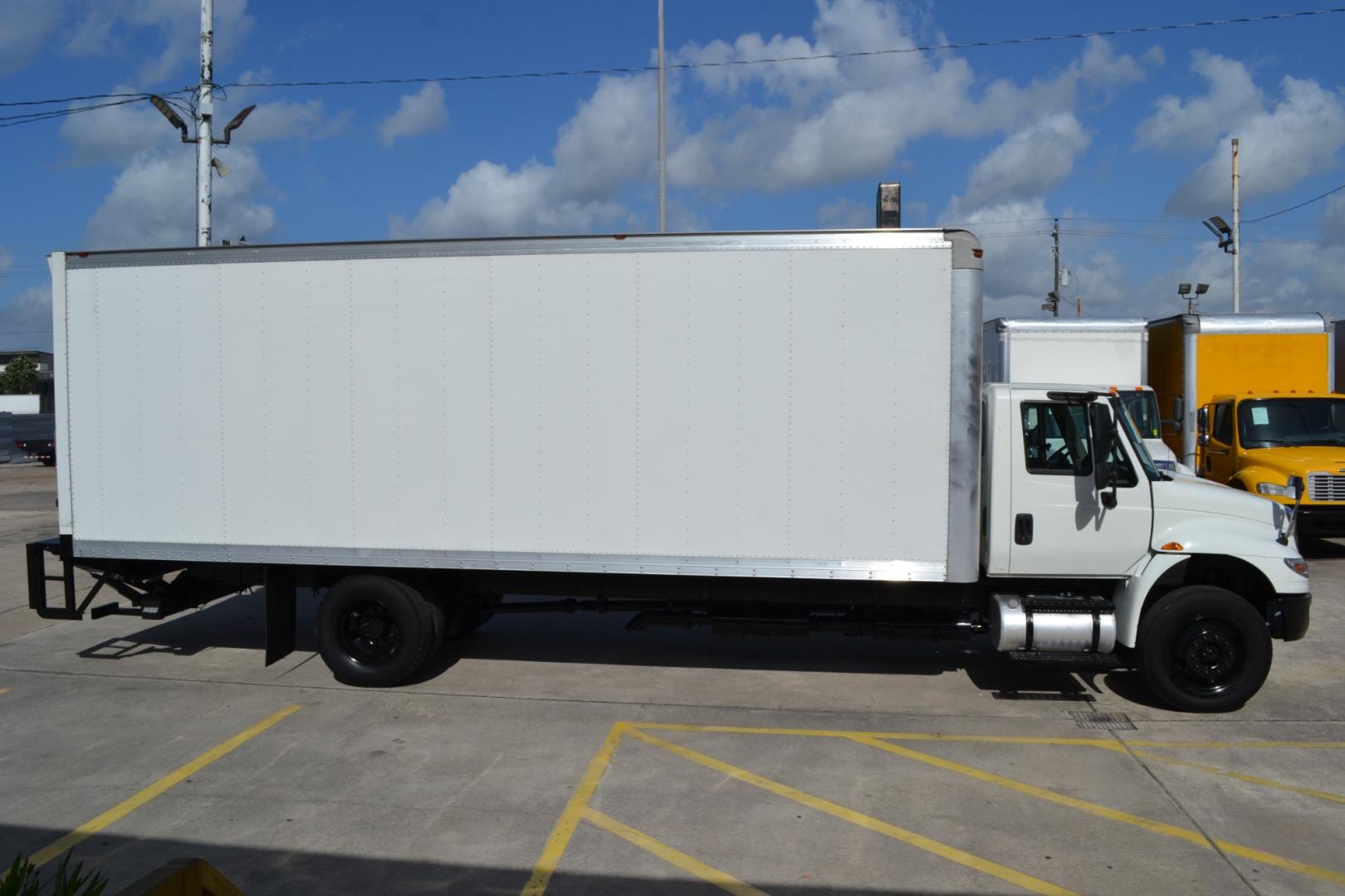 2015 WHITE /BLACK INTERNATIONAL 4300 with an CUMMINS ISB 6.7L 240HP engine, ALLISON 2100HS AUTOMATIC transmission, located at 9172 North Fwy, Houston, TX, 77037, (713) 910-6868, 29.887470, -95.411903 - 25,999LB GVWR, MORGAN 26FT BOX, 13FT CLEARANCE, H 103" X W 102", 3,500LB CAPACITY LIFT GATE, SPRING RIDE, 100 GALLON FUEL TANK, E-TRACKS , COLD A/C - Photo#3