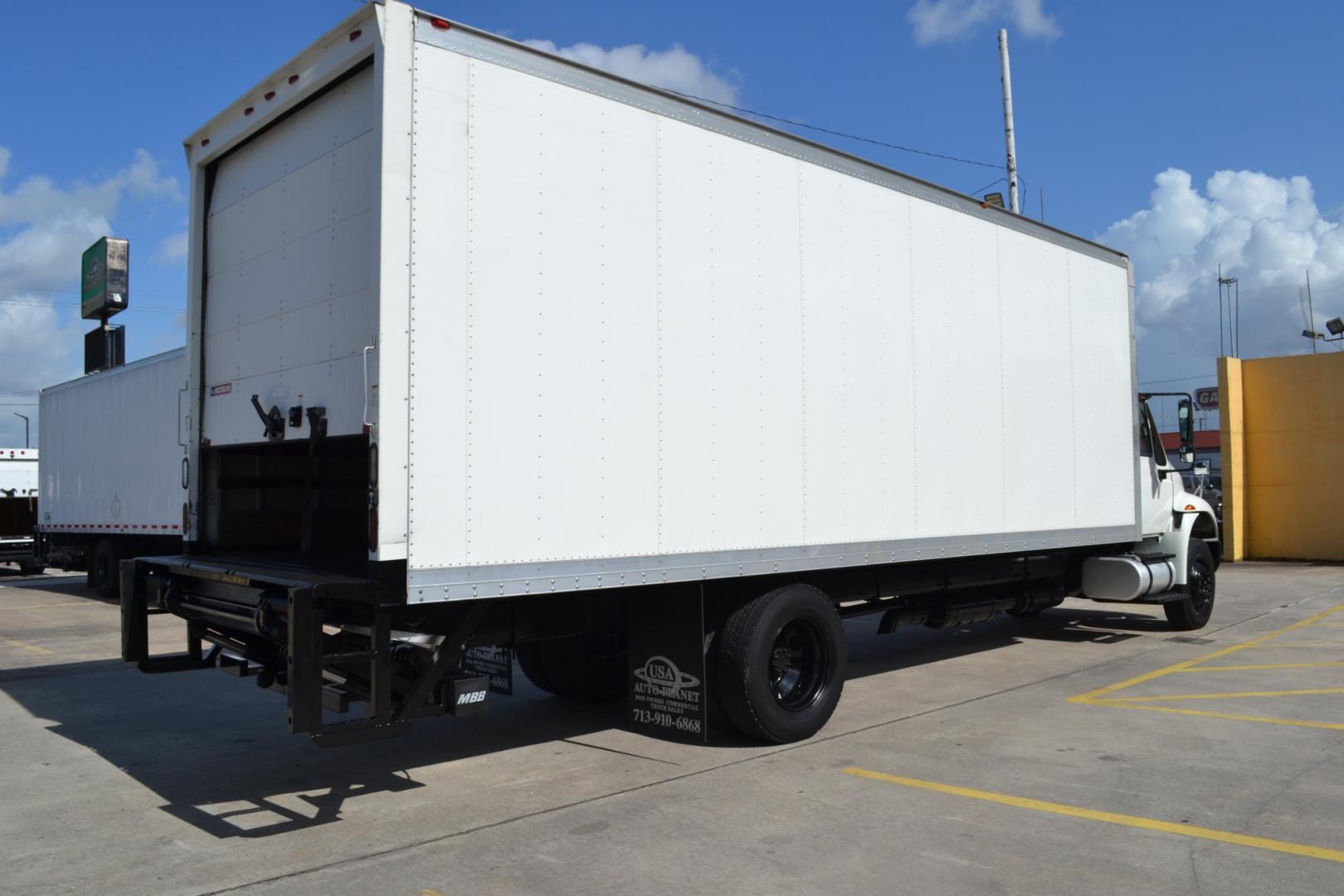 2015 WHITE /BLACK INTERNATIONAL 4300 with an CUMMINS ISB 6.7L 240HP engine, ALLISON 2100HS AUTOMATIC transmission, located at 9172 North Fwy, Houston, TX, 77037, (713) 910-6868, 29.887470, -95.411903 - 25,999LB GVWR, MORGAN 26FT BOX, 13FT CLEARANCE, H 103" X W 102", 3,500LB CAPACITY LIFT GATE, SPRING RIDE, 100 GALLON FUEL TANK, E-TRACKS , COLD A/C - Photo#4