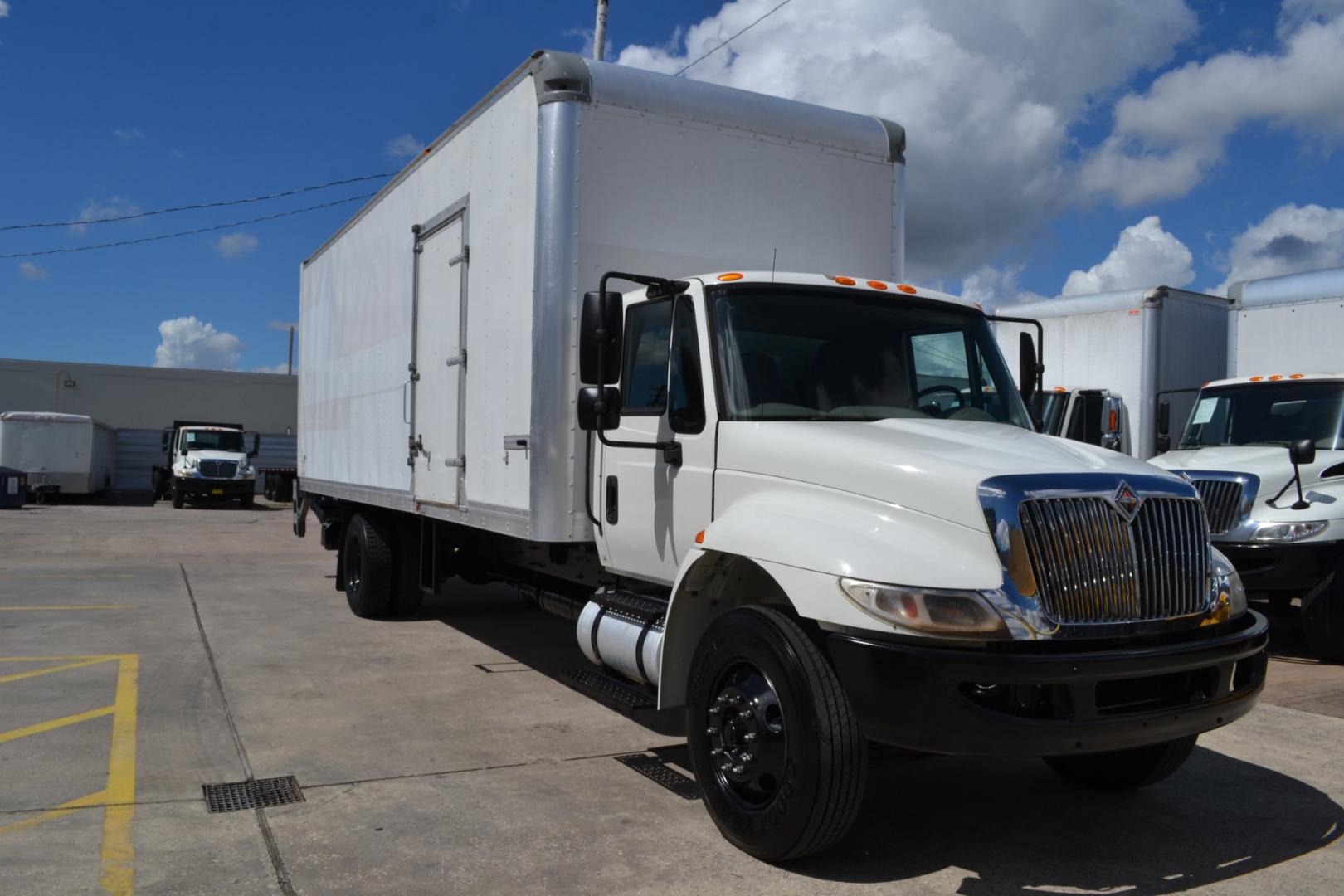 2016 WHITE /GRAY INTERNATIONAL 4300 with an CUMMINS ISB 6.7L 240HP engine, ALLISON 2100HS AUTOMATIC transmission, located at 9172 North Fwy, Houston, TX, 77037, (713) 910-6868, 29.887470, -95.411903 - Photo#0