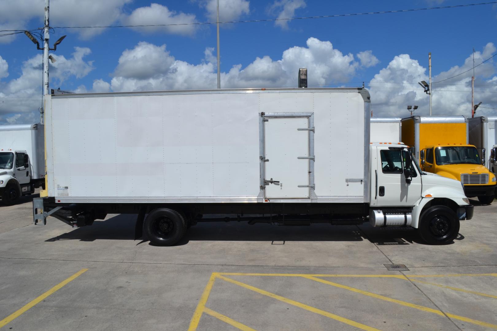 2016 WHITE /GRAY INTERNATIONAL 4300 with an CUMMINS ISB 6.7L 240HP engine, ALLISON 2100HS AUTOMATIC transmission, located at 9172 North Fwy, Houston, TX, 77037, (713) 910-6868, 29.887470, -95.411903 - Photo#1