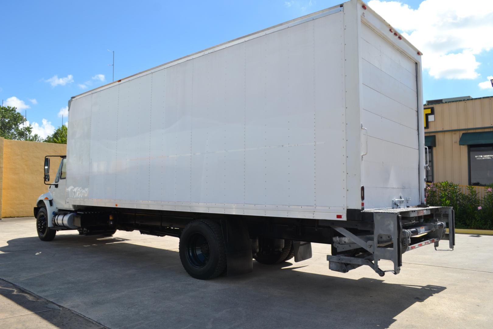 2016 WHITE /GRAY INTERNATIONAL 4300 with an CUMMINS ISB 6.7L 240HP engine, ALLISON 2100HS AUTOMATIC transmission, located at 9172 North Fwy, Houston, TX, 77037, (713) 910-6868, 29.887470, -95.411903 - Photo#4