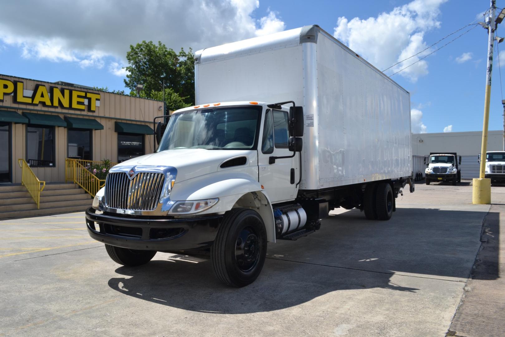 2016 WHITE /GRAY INTERNATIONAL 4300 with an CUMMINS ISB 6.7L 240HP engine, ALLISON 2100HS AUTOMATIC transmission, located at 9172 North Fwy, Houston, TX, 77037, (713) 910-6868, 29.887470, -95.411903 - Photo#5