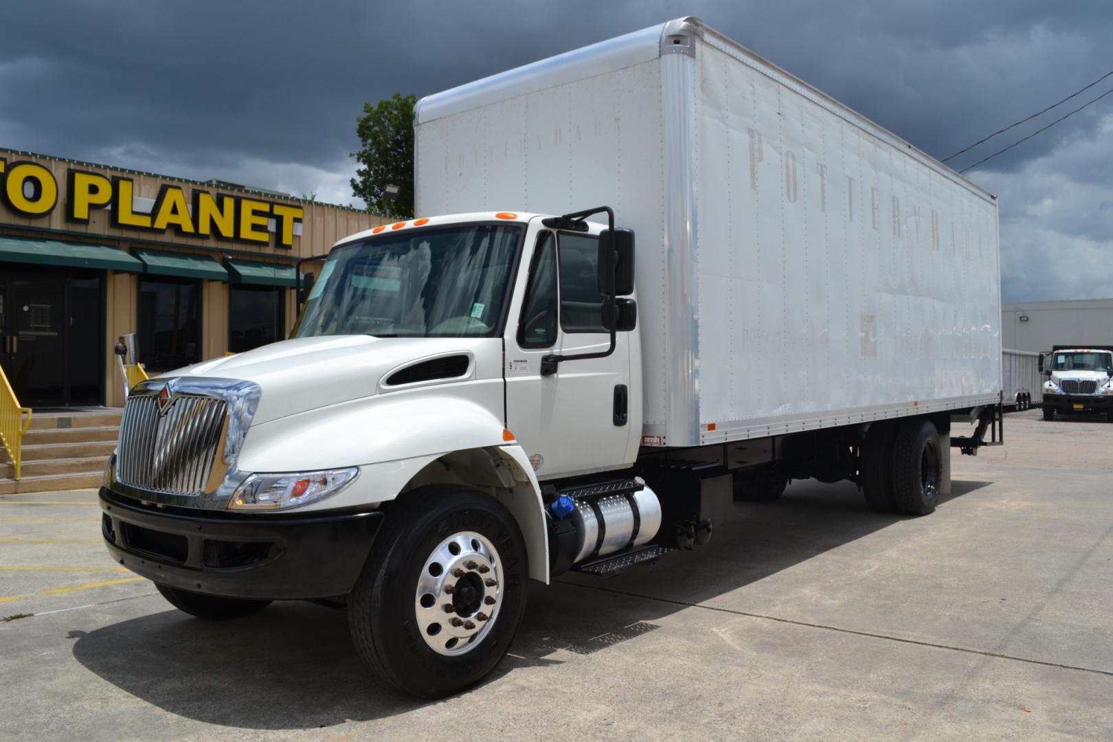 2017 WHITE /GRAY INTERNATIONAL 4300 with an CUMMINS ISB 6.7L 220HP engine, ALLISON 2100RDS AUTOMATIC transmission, located at 9172 North Fwy, Houston, TX, 77037, (713) 910-6868, 29.887470, -95.411903 - Photo#0