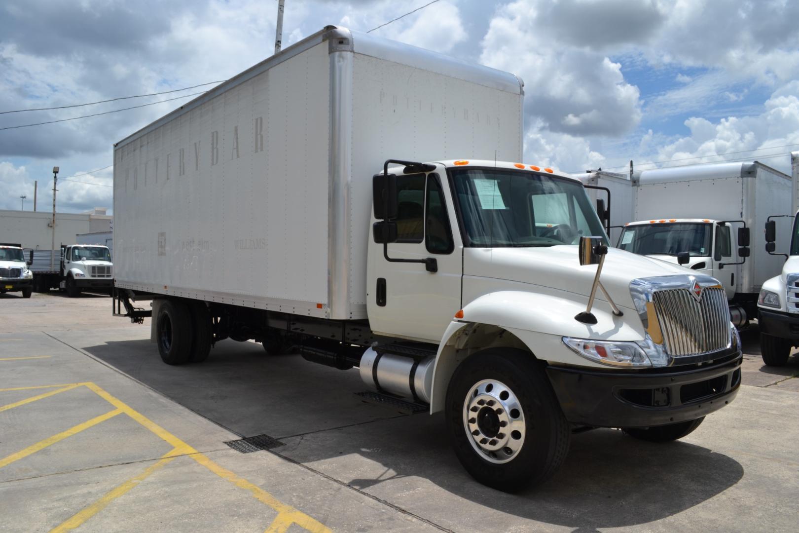 2017 WHITE /GRAY INTERNATIONAL 4300 with an CUMMINS ISB 6.7L 220HP engine, ALLISON 2100RDS AUTOMATIC transmission, located at 9172 North Fwy, Houston, TX, 77037, (713) 910-6868, 29.887470, -95.411903 - Photo#2