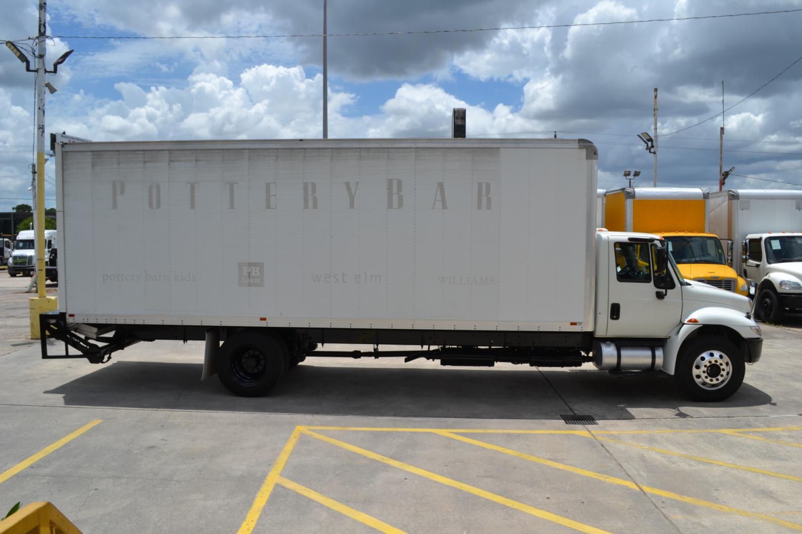 2017 WHITE /GRAY INTERNATIONAL 4300 with an CUMMINS ISB 6.7L 220HP engine, ALLISON 2100RDS AUTOMATIC transmission, located at 9172 North Fwy, Houston, TX, 77037, (713) 910-6868, 29.887470, -95.411903 - Photo#3