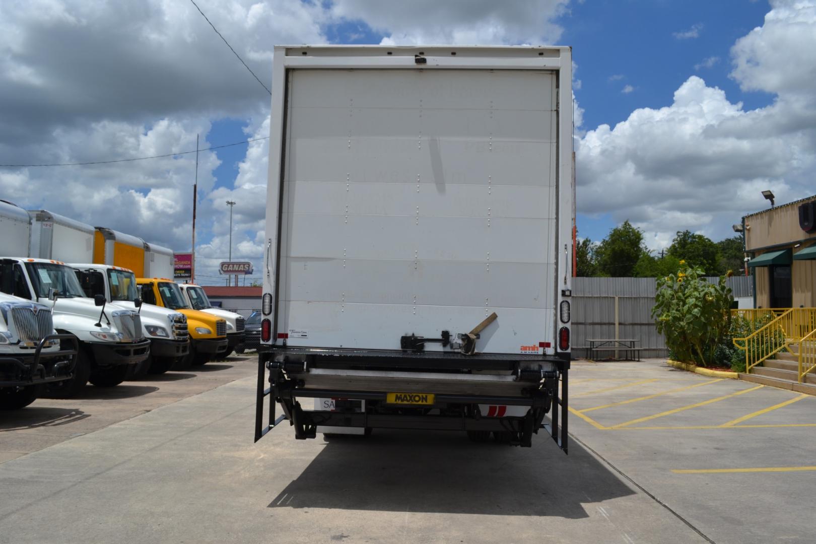 2017 WHITE /GRAY INTERNATIONAL 4300 with an CUMMINS ISB 6.7L 220HP engine, ALLISON 2100RDS AUTOMATIC transmission, located at 9172 North Fwy, Houston, TX, 77037, (713) 910-6868, 29.887470, -95.411903 - Photo#5