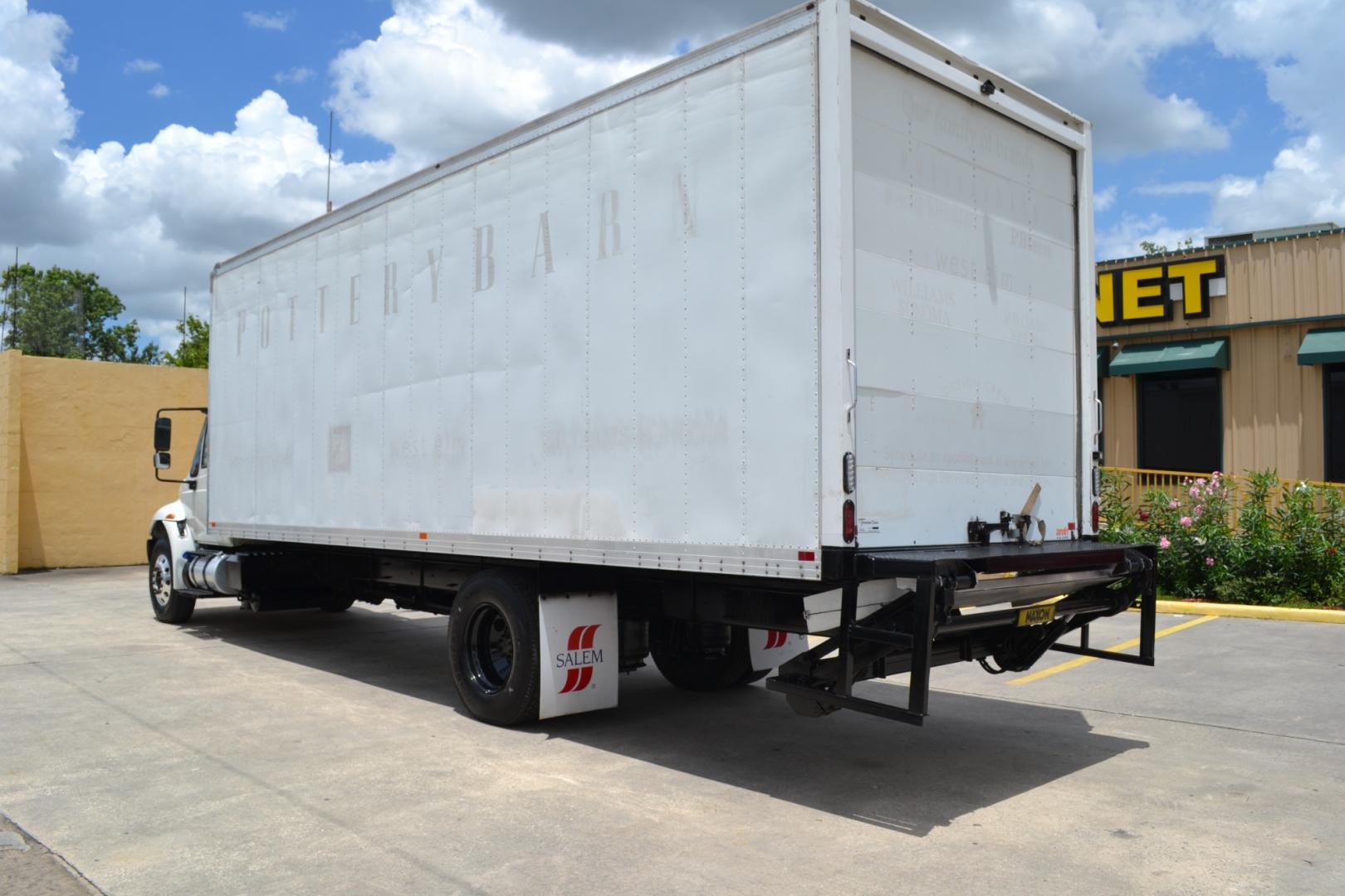 2017 WHITE /GRAY INTERNATIONAL 4300 with an CUMMINS ISB 6.7L 220HP engine, ALLISON 2100RDS AUTOMATIC transmission, located at 9172 North Fwy, Houston, TX, 77037, (713) 910-6868, 29.887470, -95.411903 - Photo#6