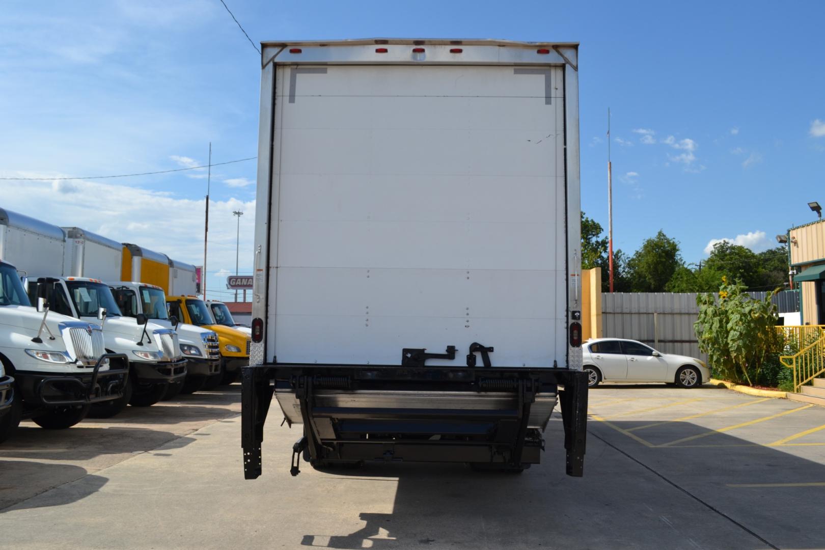 2017 WHITE /BLACK FREIGHTLINER M2-106 with an CUMMINS ISB 6.7L 240HP engine, ALLISON 2500RDS AUTOMATIC transmission, located at 9172 North Fwy, Houston, TX, 77037, (713) 910-6868, 29.887470, -95.411903 - Photo#5