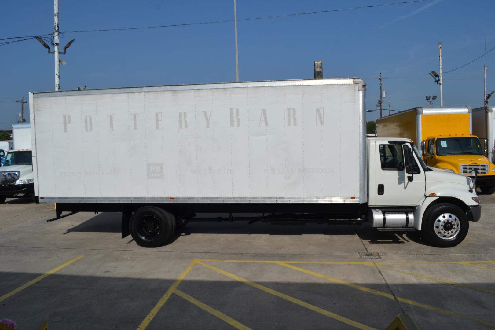 2017 WHITE /GRAY INTERNATIONAL 4300 with an CUMMINS ISB 6.7L 240HP engine, ALLISON 2100HS AUTOMATIC transmission, located at 9172 North Fwy, Houston, TX, 77037, (713) 910-6868, 29.887470, -95.411903 - 25,999LB GVWR NON CDL, 26FT BOX, AIR RIDE SUSPENSION, 103" X 102" BOX DIMENSIONS, DUAL 50 GALLON FUEL TANKS , EXHAUST BRAKE, COLD A/C - Photo#3