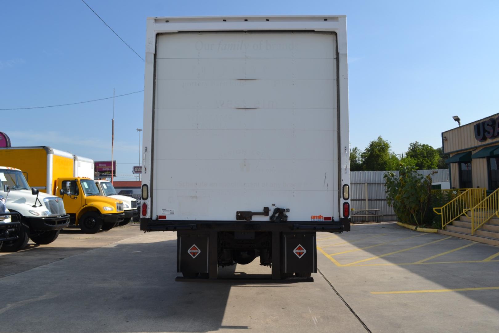 2017 WHITE /GRAY INTERNATIONAL 4300 with an CUMMINS ISB 6.7L 240HP engine, ALLISON 2100HS AUTOMATIC transmission, located at 9172 North Fwy, Houston, TX, 77037, (713) 910-6868, 29.887470, -95.411903 - 25,999LB GVWR NON CDL, 26FT BOX, AIR RIDE SUSPENSION, 103" X 102" BOX DIMENSIONS, DUAL 50 GALLON FUEL TANKS , EXHAUST BRAKE, COLD A/C - Photo#5