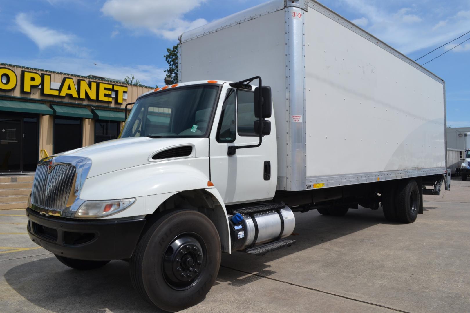 2018 WHITE /GRAY INTERNATIONAL 4300 with an CUMMINS ISB 6.7L 220HP engine, ALLISON 2100HS AUTOMATIC transmission, located at 9172 North Fwy, Houston, TX, 77037, (713) 910-6868, 29.887470, -95.411903 - Photo#0