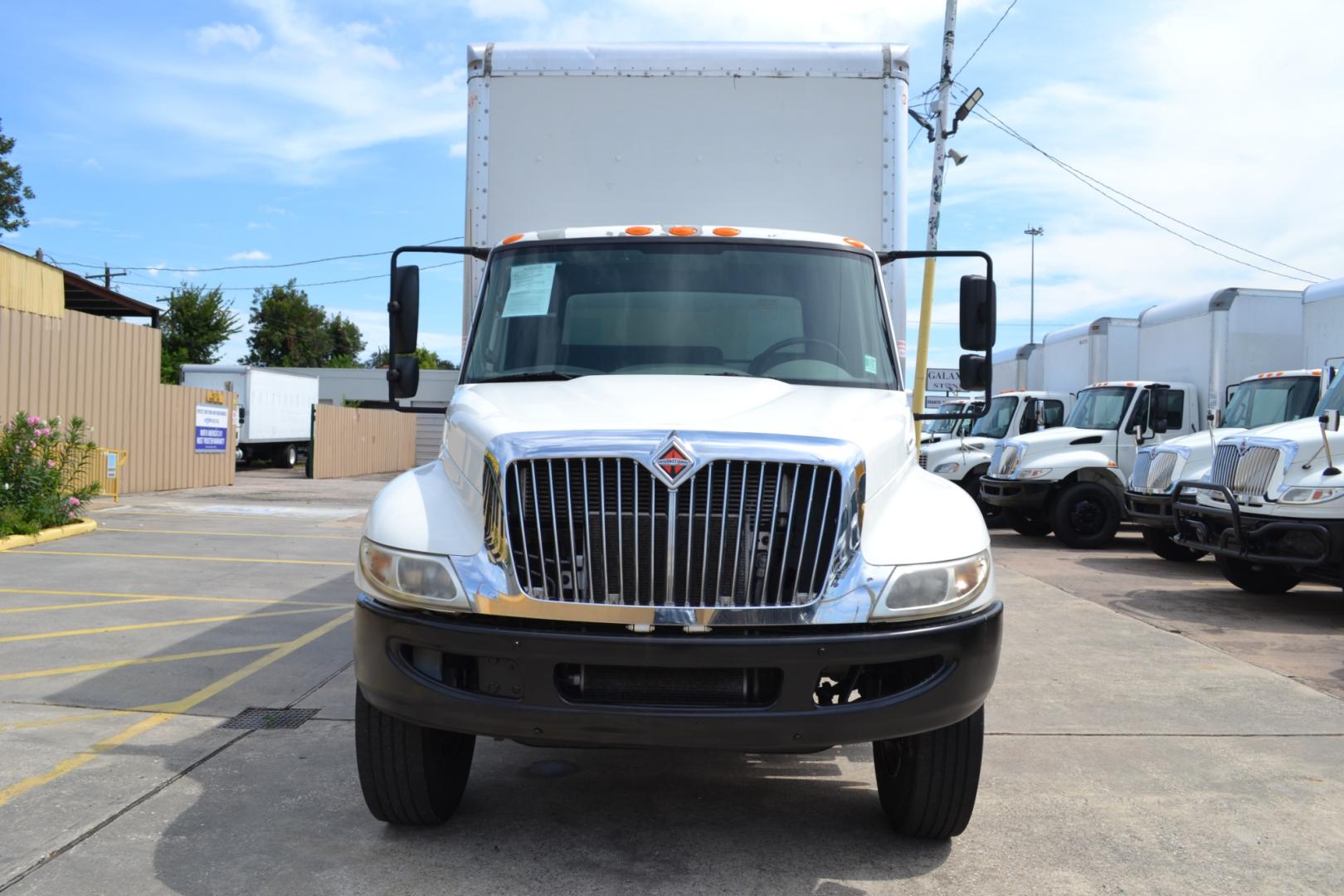 2018 WHITE /GRAY INTERNATIONAL 4300 with an CUMMINS ISB 6.7L 220HP engine, ALLISON 2100HS AUTOMATIC transmission, located at 9172 North Fwy, Houston, TX, 77037, (713) 910-6868, 29.887470, -95.411903 - Photo#1