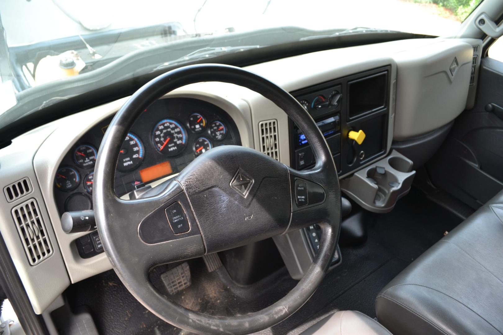 2018 WHITE /GRAY INTERNATIONAL 4300 with an CUMMINS ISB 6.7L 220HP engine, ALLISON 2100HS AUTOMATIC transmission, located at 9172 North Fwy, Houston, TX, 77037, (713) 910-6868, 29.887470, -95.411903 - Photo#16