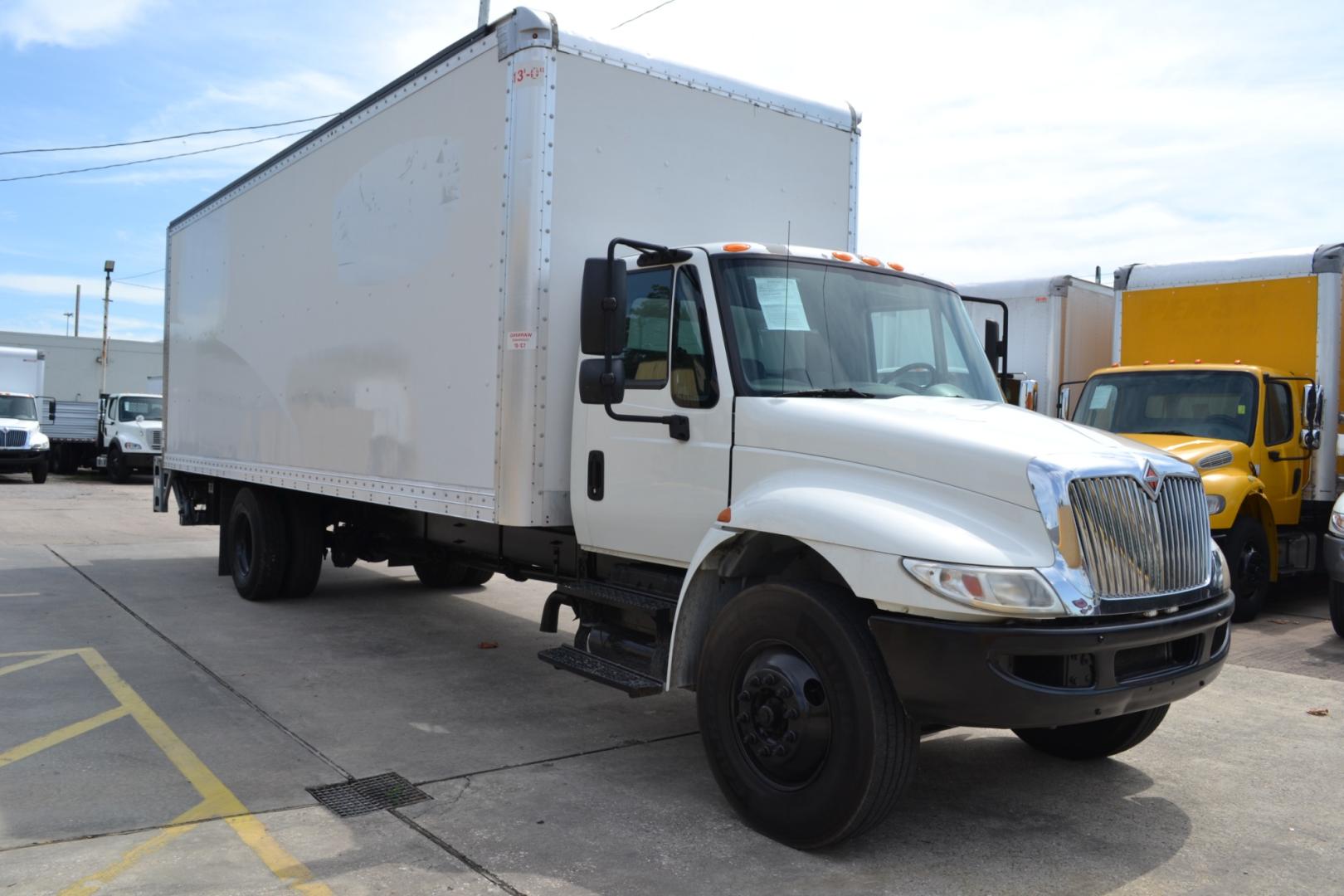 2018 WHITE /GRAY INTERNATIONAL 4300 with an CUMMINS ISB 6.7L 220HP engine, ALLISON 2100HS AUTOMATIC transmission, located at 9172 North Fwy, Houston, TX, 77037, (713) 910-6868, 29.887470, -95.411903 - Photo#2