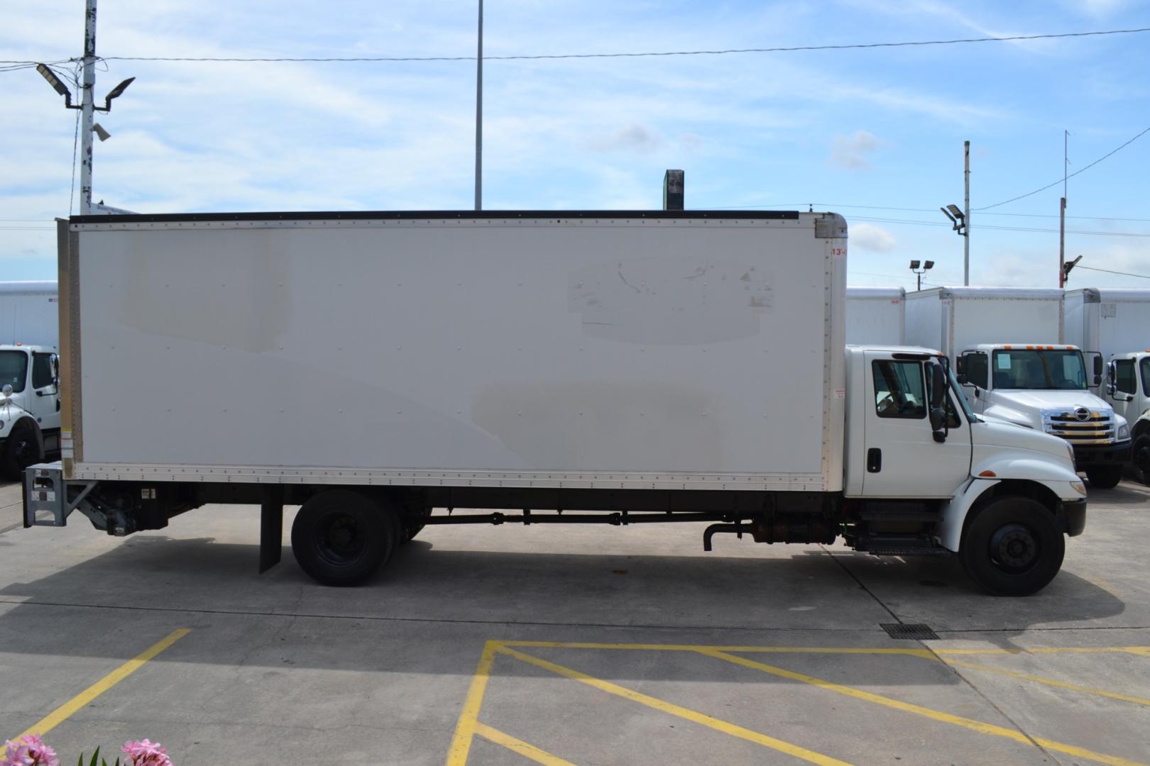 2018 WHITE /GRAY INTERNATIONAL 4300 with an CUMMINS ISB 6.7L 220HP engine, ALLISON 2100HS AUTOMATIC transmission, located at 9172 North Fwy, Houston, TX, 77037, (713) 910-6868, 29.887470, -95.411903 - Photo#3