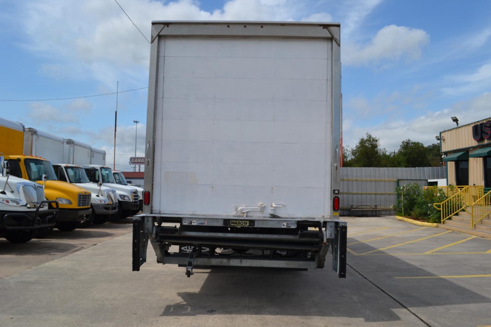 2018 WHITE /GRAY INTERNATIONAL 4300 with an CUMMINS ISB 6.7L 220HP engine, ALLISON 2100HS AUTOMATIC transmission, located at 9172 North Fwy, Houston, TX, 77037, (713) 910-6868, 29.887470, -95.411903 - Photo#5