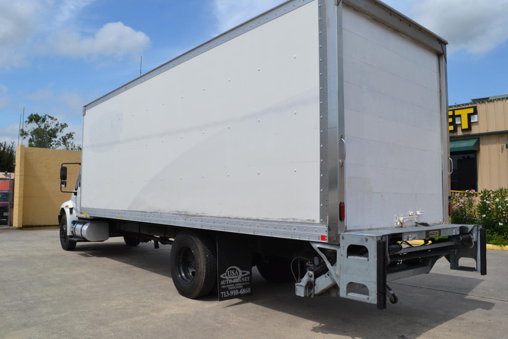 2018 WHITE /GRAY INTERNATIONAL 4300 with an CUMMINS ISB 6.7L 220HP engine, ALLISON 2100HS AUTOMATIC transmission, located at 9172 North Fwy, Houston, TX, 77037, (713) 910-6868, 29.887470, -95.411903 - Photo#6