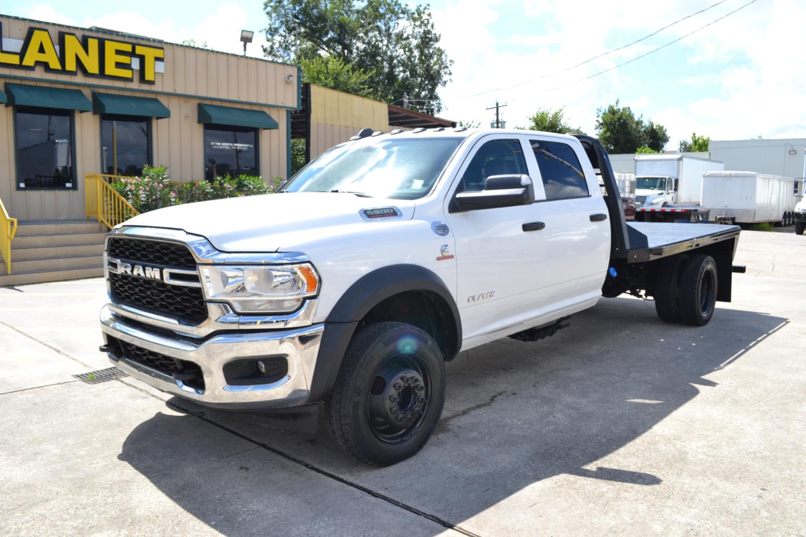 2020 WHITE /BLACK RAM 5500 TRADESMAN with an CUMMINS 6.7L TURBO DIESEL engine, AISIN A465 6SPD AUTOMATIC transmission, located at 9172 North Fwy, Houston, TX, 77037, (713) 910-6868, 29.887470, -95.411903 - Photo#0