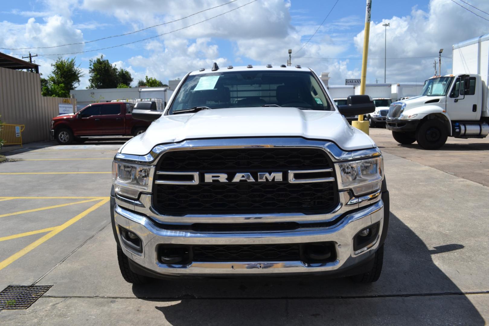 2020 WHITE /BLACK RAM 5500 TRADESMAN with an CUMMINS 6.7L TURBO DIESEL engine, AISIN A465 6SPD AUTOMATIC transmission, located at 9172 North Fwy, Houston, TX, 77037, (713) 910-6868, 29.887470, -95.411903 - Photo#1