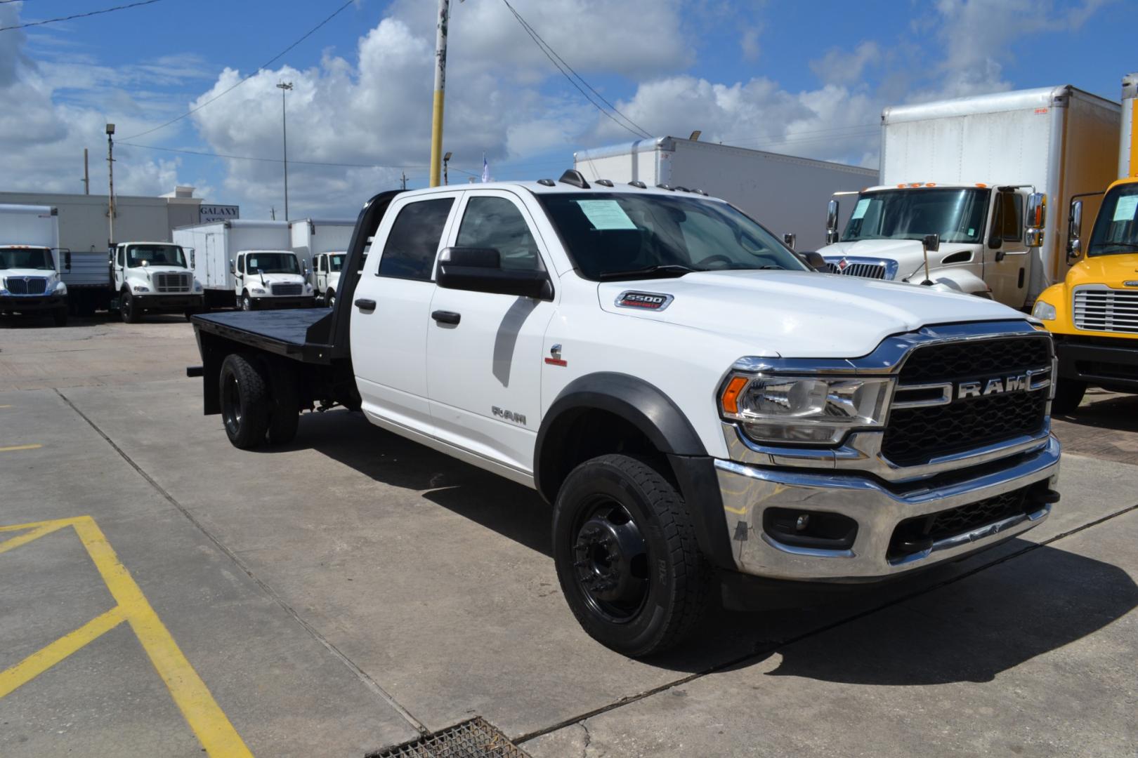 2020 WHITE /BLACK RAM 5500 TRADESMAN with an CUMMINS 6.7L TURBO DIESEL engine, AISIN A465 6SPD AUTOMATIC transmission, located at 9172 North Fwy, Houston, TX, 77037, (713) 910-6868, 29.887470, -95.411903 - Photo#2