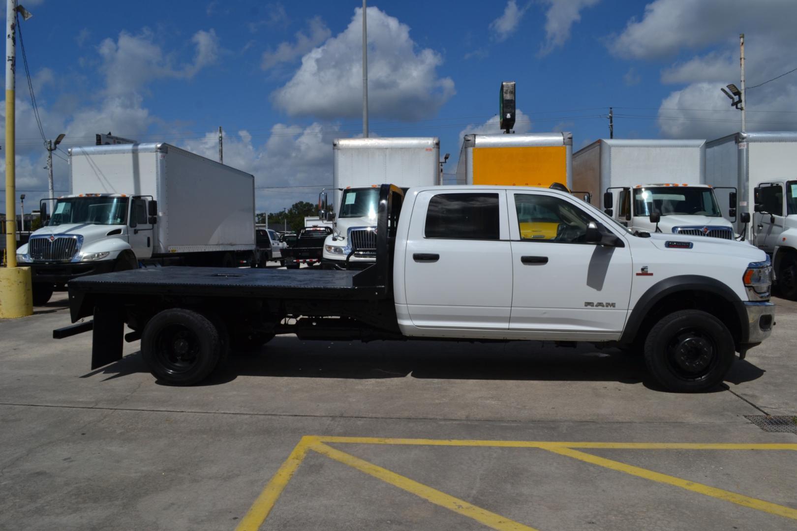 2020 WHITE /BLACK RAM 5500 TRADESMAN with an CUMMINS 6.7L TURBO DIESEL engine, AISIN A465 6SPD AUTOMATIC transmission, located at 9172 North Fwy, Houston, TX, 77037, (713) 910-6868, 29.887470, -95.411903 - Photo#3