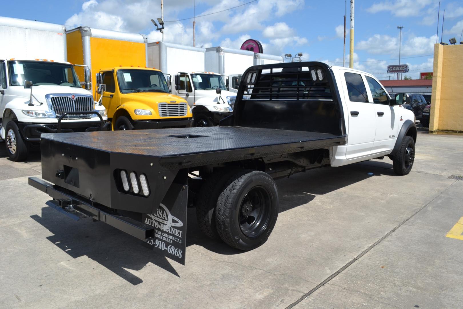 2020 WHITE /BLACK RAM 5500 TRADESMAN with an CUMMINS 6.7L TURBO DIESEL engine, AISIN A465 6SPD AUTOMATIC transmission, located at 9172 North Fwy, Houston, TX, 77037, (713) 910-6868, 29.887470, -95.411903 - Photo#4