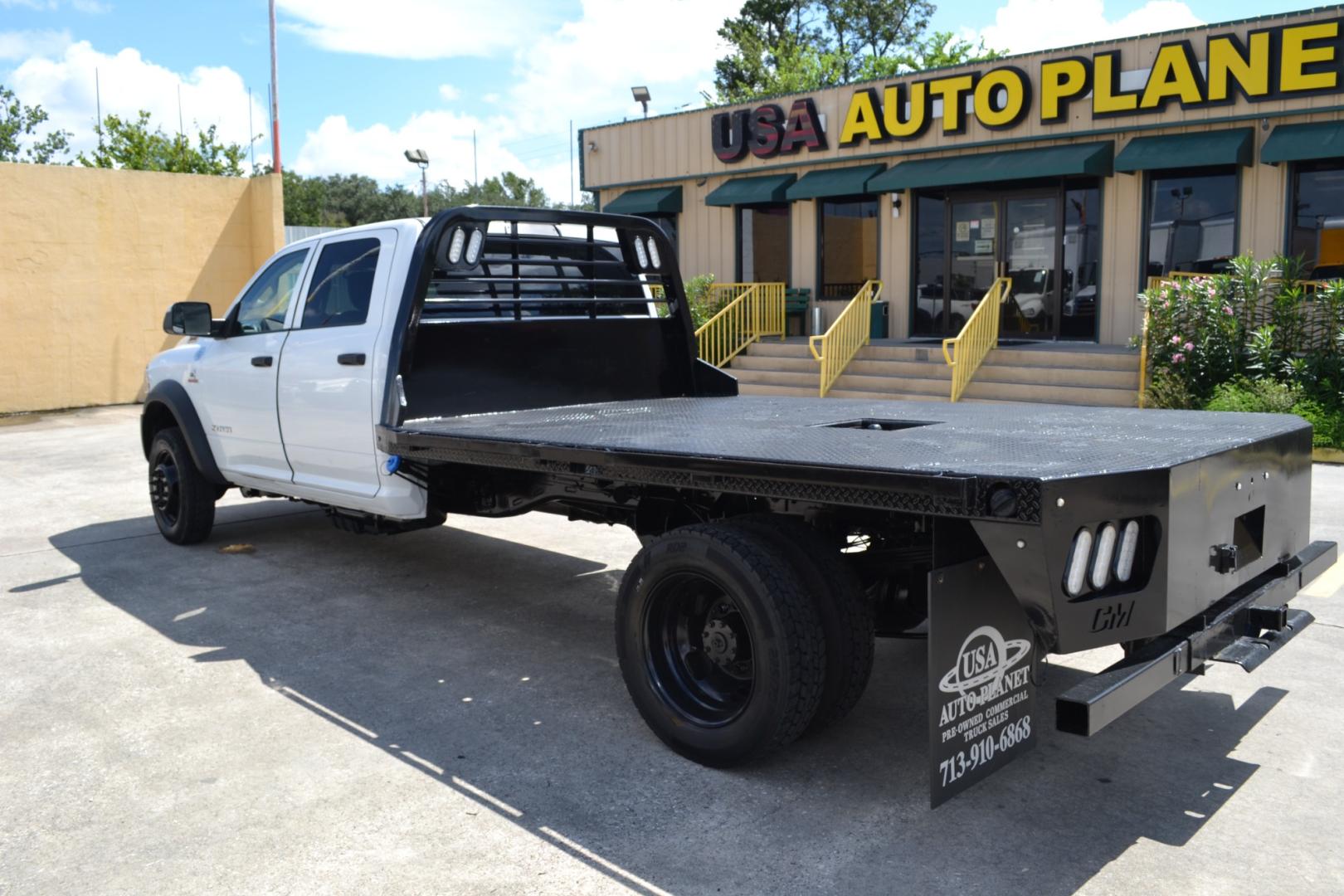 2020 WHITE /BLACK RAM 5500 TRADESMAN with an CUMMINS 6.7L TURBO DIESEL engine, AISIN A465 6SPD AUTOMATIC transmission, located at 9172 North Fwy, Houston, TX, 77037, (713) 910-6868, 29.887470, -95.411903 - Photo#7