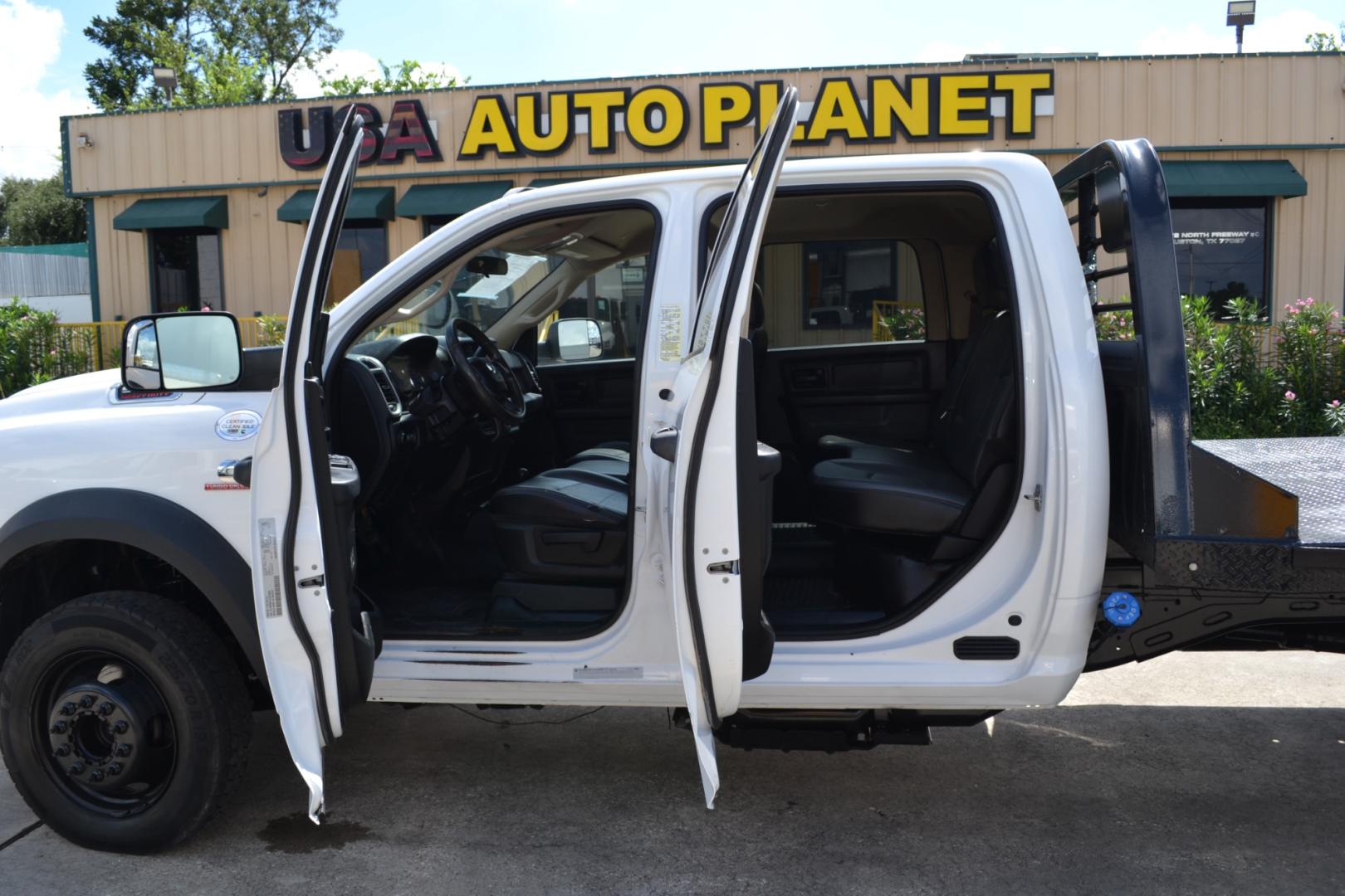 2020 WHITE /BLACK RAM 5500 TRADESMAN with an CUMMINS 6.7L TURBO DIESEL engine, AISIN A465 6SPD AUTOMATIC transmission, located at 9172 North Fwy, Houston, TX, 77037, (713) 910-6868, 29.887470, -95.411903 - Photo#8