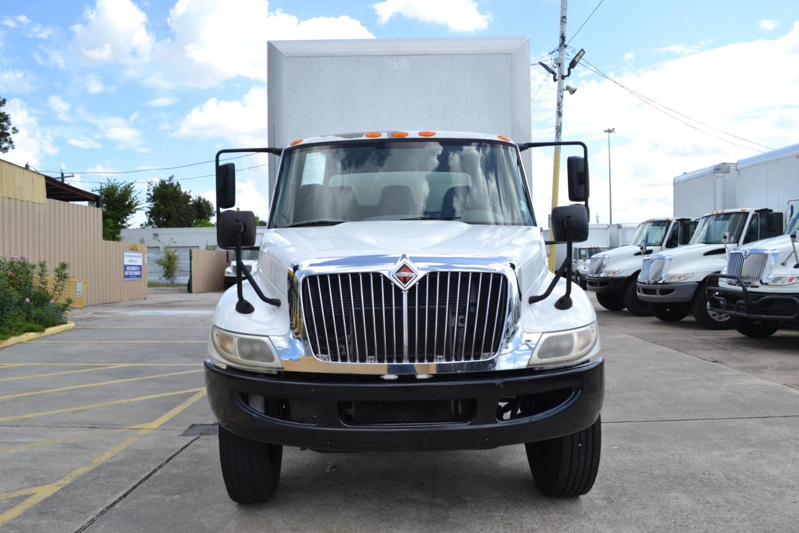 2017 WHITE /GRAY INTERNATIONAL 4300 with an CUMMINS ISB 6.7L 240HP engine, EATON FULLER PROCISION AUTOMATIC transmission, located at 9172 North Fwy, Houston, TX, 77037, (713) 910-6868, 29.887470, -95.411903 - 25,999LB GVWR NON CDL, HERCULES 26FT BOX, 12'7FT CLEARANCE, 98" X102", AIR RIDE, MAXON 2,500LB CAPACITY STEEL LIFT GATE, 70 GALLON FUEL TANK, 3 ROW E-TRACKS, POWER WINDOWS & LOCKS - Photo#1