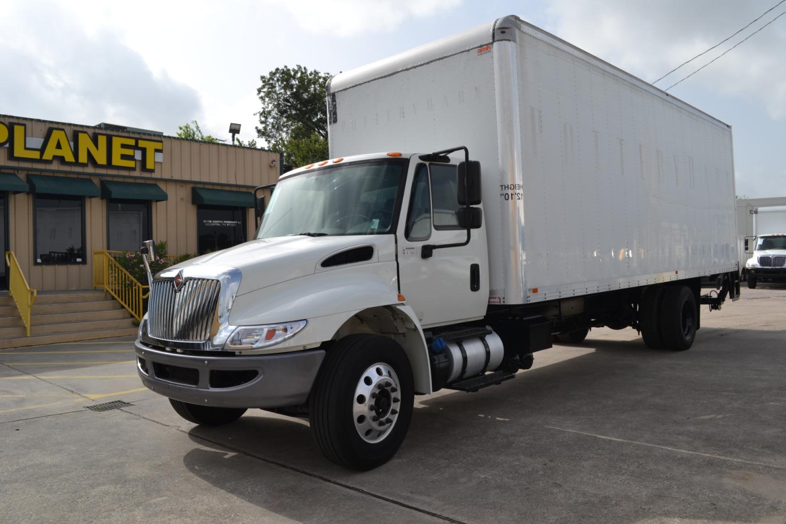 2017 WHITE /GRAY INTERNATIONAL 4300 with an CUMMINS ISB 6.7L 220HP engine, ALLISON 2100HS AUTOMATIC transmission, located at 9172 North Fwy, Houston, TX, 77037, (713) 910-6868, 29.887470, -95.411903 - Photo#0