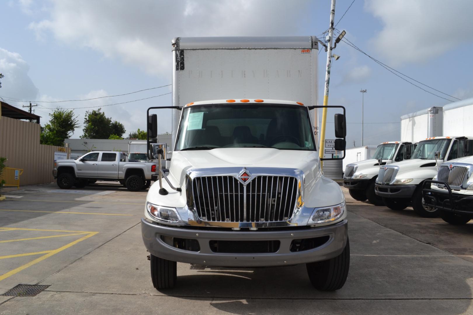 2017 WHITE /GRAY INTERNATIONAL 4300 with an CUMMINS ISB 6.7L 220HP engine, ALLISON 2100HS AUTOMATIC transmission, located at 9172 North Fwy, Houston, TX, 77037, (713) 910-6868, 29.887470, -95.411903 - Photo#1