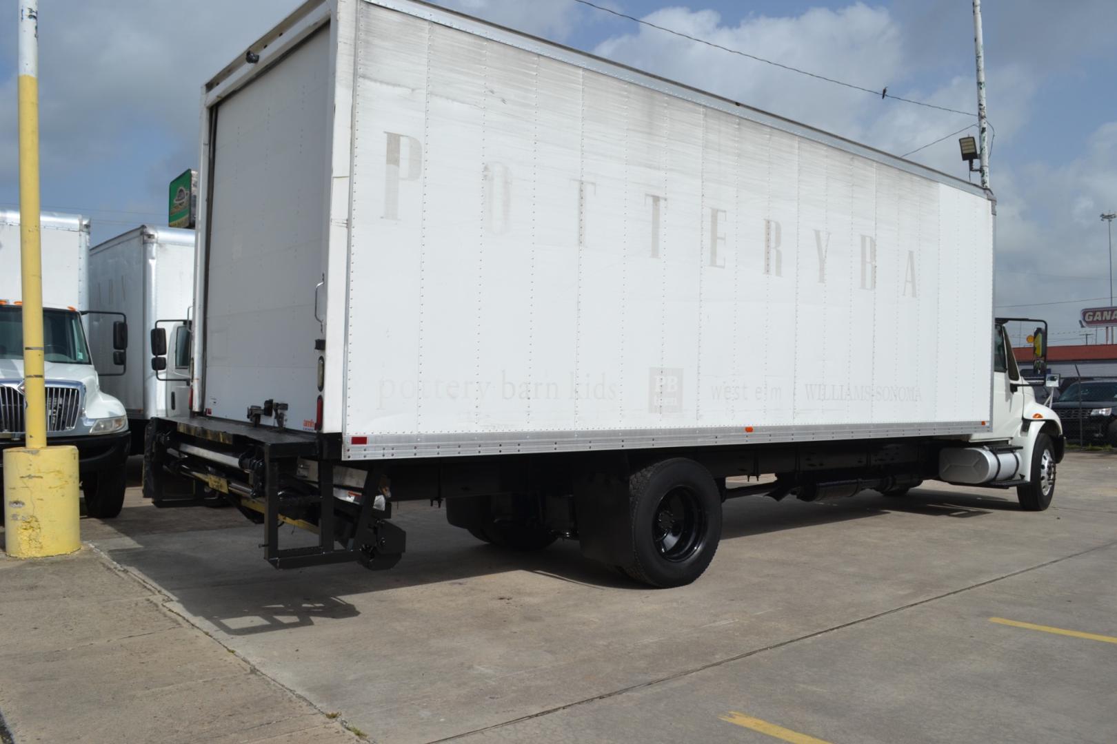 2017 WHITE /GRAY INTERNATIONAL 4300 with an CUMMINS ISB 6.7L 220HP engine, ALLISON 2100HS AUTOMATIC transmission, located at 9172 North Fwy, Houston, TX, 77037, (713) 910-6868, 29.887470, -95.411903 - Photo#4