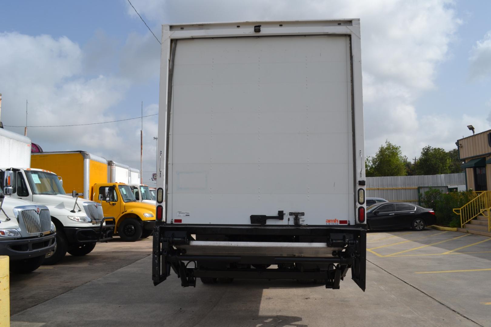 2017 WHITE /GRAY INTERNATIONAL 4300 with an CUMMINS ISB 6.7L 220HP engine, ALLISON 2100HS AUTOMATIC transmission, located at 9172 North Fwy, Houston, TX, 77037, (713) 910-6868, 29.887470, -95.411903 - Photo#5