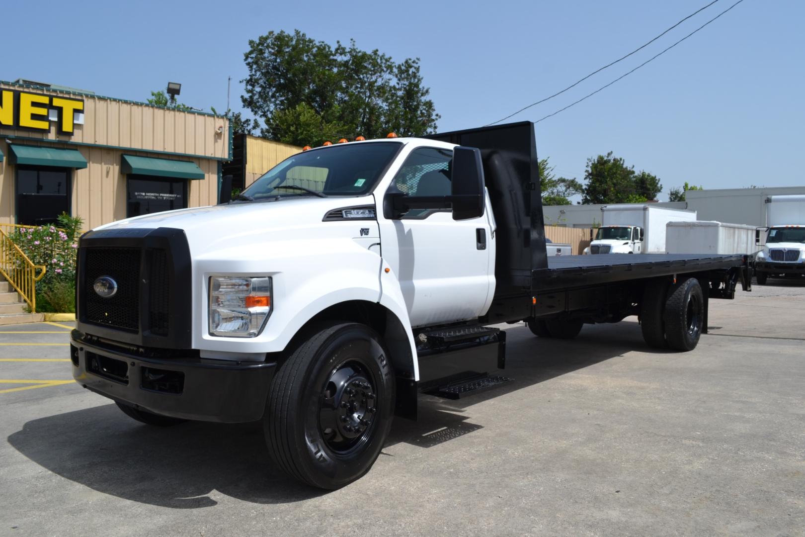 2016 WHITE /GRAY Ford F-650 with an TRITON 6.8L V10 320HP engine, TORQSHIFT 6SPD AUTOMATIC transmission, located at 9172 North Fwy, Houston, TX, 77037, (713) 910-6868, 29.887470, -95.411903 - Photo#0