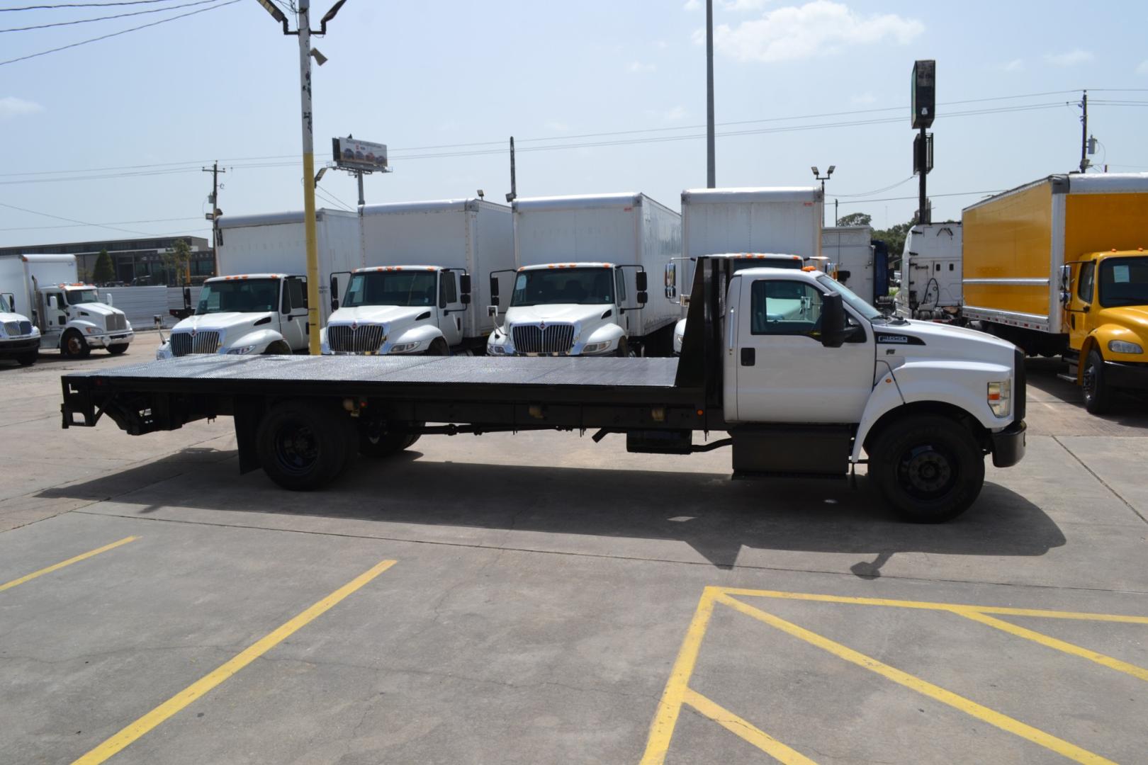 2016 WHITE /GRAY Ford F-650 with an TRITON 6.8L V10 320HP engine, TORQSHIFT 6SPD AUTOMATIC transmission, located at 9172 North Fwy, Houston, TX, 77037, (713) 910-6868, 29.887470, -95.411903 - Photo#3