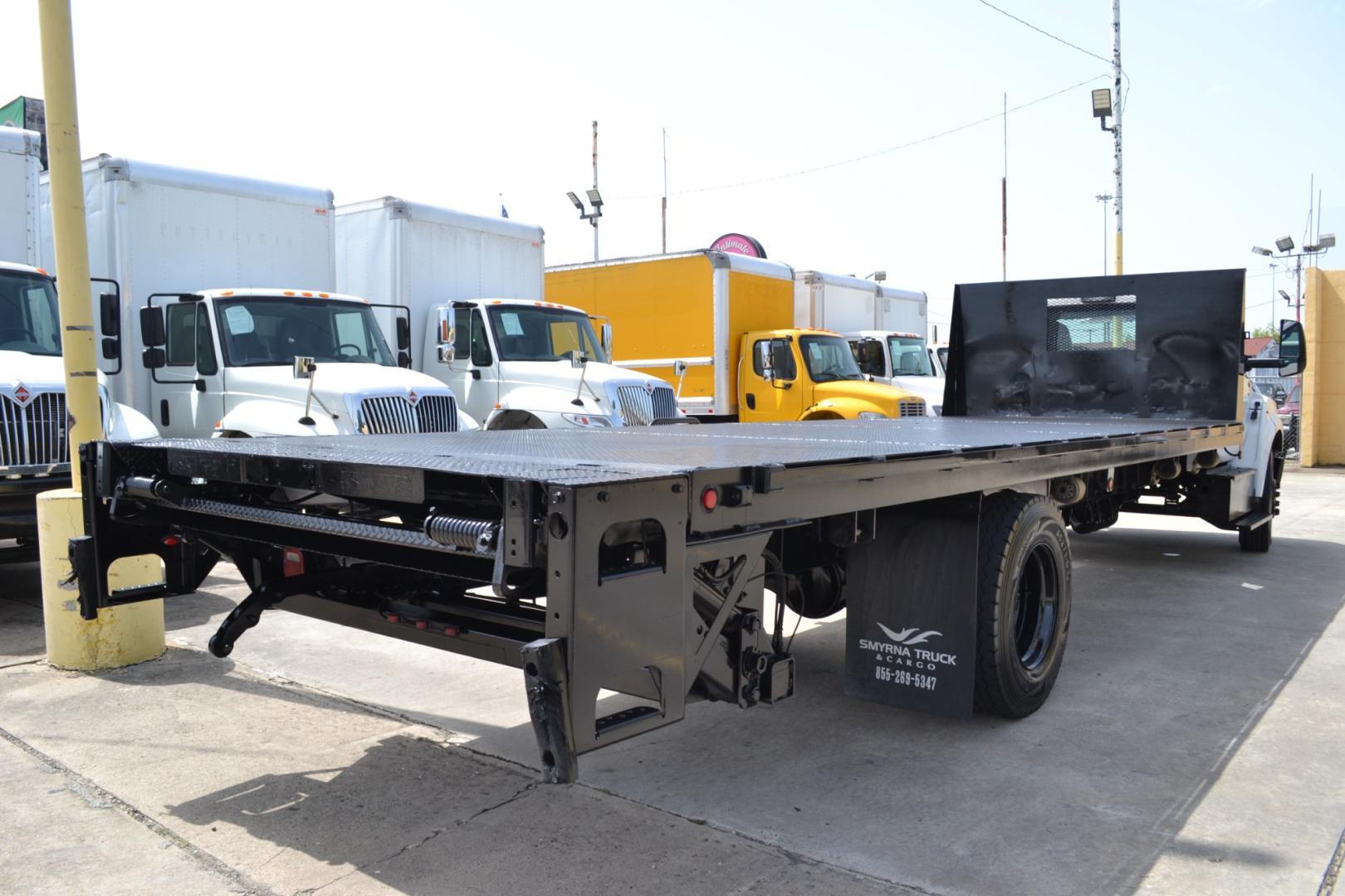 2016 WHITE /GRAY Ford F-650 with an TRITON 6.8L V10 320HP engine, TORQSHIFT 6SPD AUTOMATIC transmission, located at 9172 North Fwy, Houston, TX, 77037, (713) 910-6868, 29.887470, -95.411903 - Photo#4