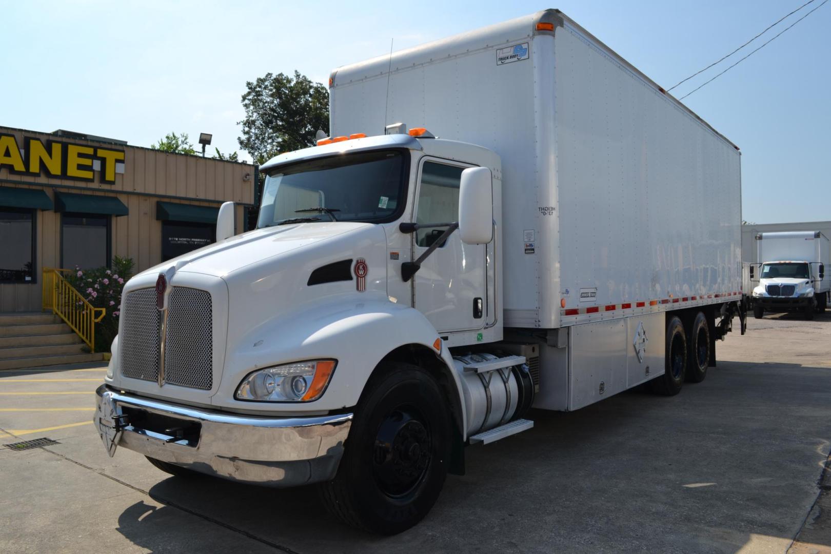 2014 WHITE /BLACK KENWORTH T370 with an PACCAR PX9 8.9L 350HP engine, ALLISON 3500RDS transmission, located at 9172 North Fwy, Houston, TX, 77037, (713) 910-6868, 29.887470, -95.411903 - 56,000 LB GVWR , 16,000 LB FRONT, 40,000 LB REAR, US BODY 26FT BOX, 103 X 102, MAXON 5,000 LB CAPACITY ALUMINUM LIFT GATE , AIR RIDE , DOUBLE DIFF LOCK, AIR RIDE, ENGINE BRAKE, AXLE RATIO: 5.29, POWER WINDOWS & LOCKS, 3 X LIQUID CONTROL M-7-1 10-100 GPM DIGITAL PUMPS, 3 X 75 FT ELECTRIC RETRACTABLE - Photo#0