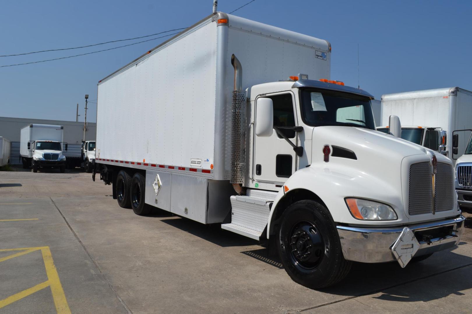 2014 WHITE /BLACK KENWORTH T370 with an PACCAR PX9 8.9L 350HP engine, ALLISON 3500RDS transmission, located at 9172 North Fwy, Houston, TX, 77037, (713) 910-6868, 29.887470, -95.411903 - 56,000 LB GVWR , 16,000 LB FRONT, 40,000 LB REAR, US BODY 26FT BOX, 103 X 102, MAXON 5,000 LB CAPACITY ALUMINUM LIFT GATE , AIR RIDE , DOUBLE DIFF LOCK, AIR RIDE, ENGINE BRAKE, AXLE RATIO: 5.29, POWER WINDOWS & LOCKS, 3 X LIQUID CONTROL M-7-1 10-100 GPM DIGITAL PUMPS, 3 X 75 FT ELECTRIC RETRACTABLE - Photo#2