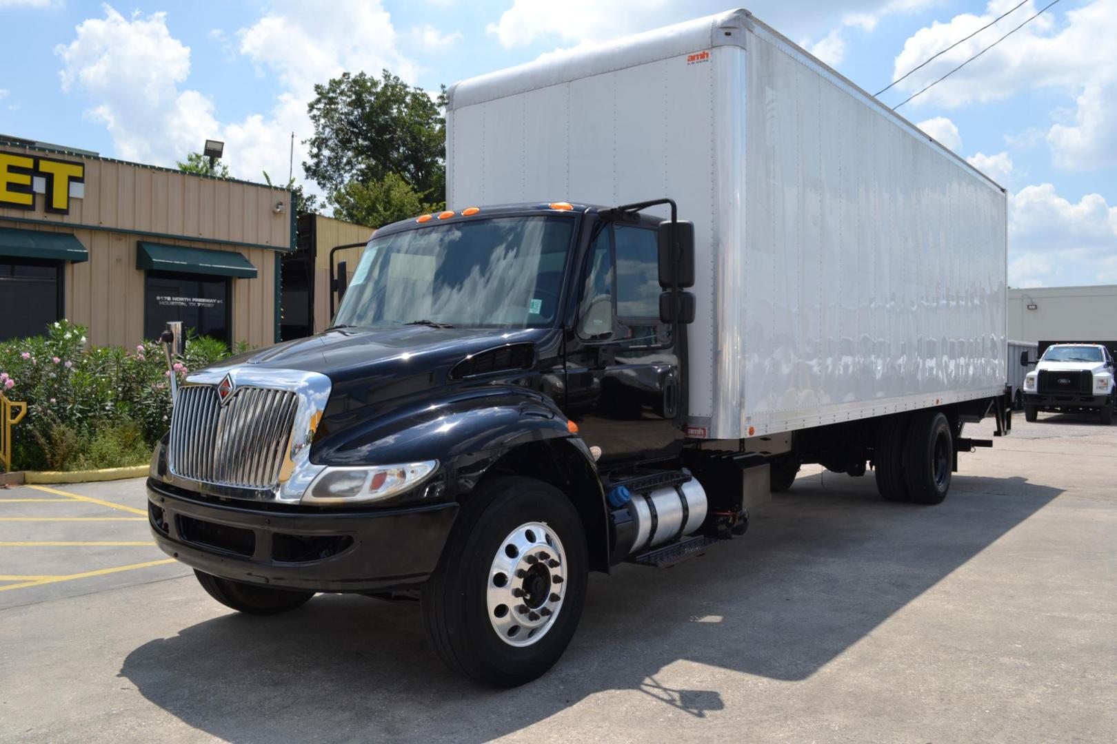 2016 BLACK /GRAY INTERNATIONAL 4300 with an CUMMINS ISB 6.7L 240HP engine, ALLISON 2100HS AUTOMATIC transmission, located at 9172 North Fwy, Houston, TX, 77037, (713) 910-6868, 29.887470, -95.411903 - 25,999 LB GVWR NON CDL, 26FT BOX ,13FT CLEARANCE, HEIGHT 103" X WIDTH 102" , 90 GALLON FUEL TANK, POWER WINDOWS & LOCKS, 3,500 LB CAPACITY ALUMINUM LIFT GATE, EXHAUST BRAKE, COLD A/C - Photo#0