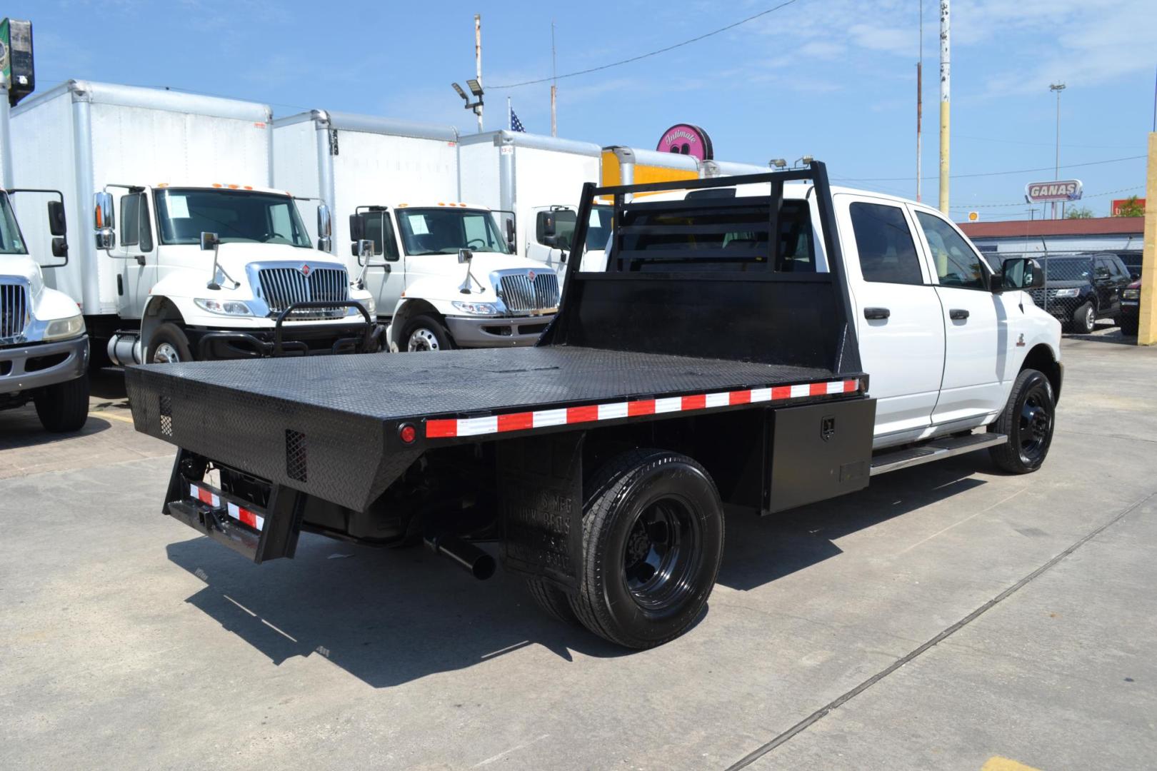 2018 WHITE /GRAY RAM 3500 , located at 9172 North Fwy, Houston, TX, 77037, (713) 910-6868, 29.887470, -95.411903 - Photo#4