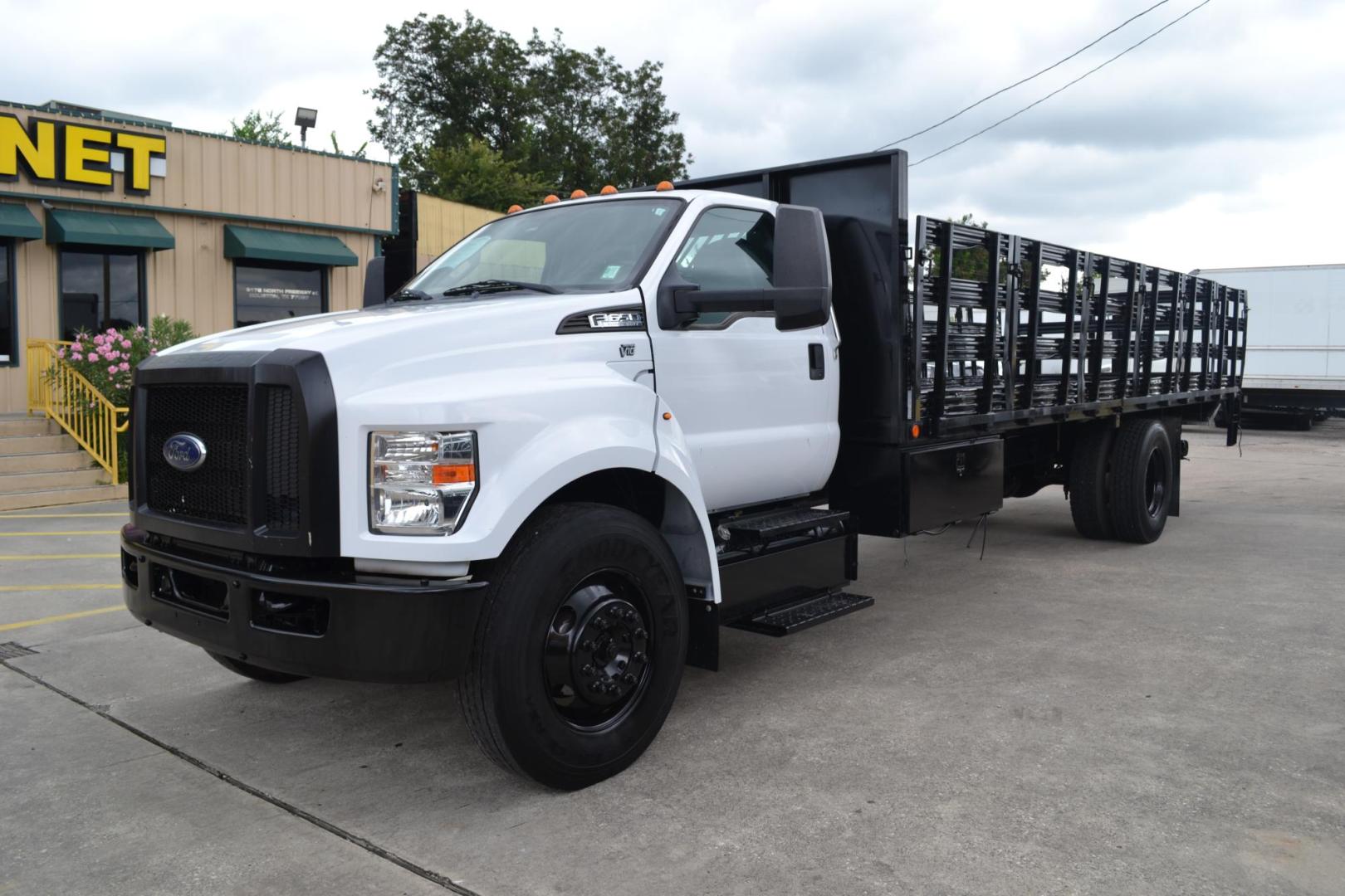 2017 WHITE /GRAY Ford F650 with an TRITON 6.8L V10 320HP engine, TORQSHIFT 6SPD AUTOMATIC transmission, located at 9172 North Fwy, Houston, TX, 77037, (713) 910-6868, 29.887470, -95.411903 - 26,000 LB GVWR NON CDL, 24FT FLATBED , 102" WIDE, 2,500 LB CAPACITY LIFT GATE, 50 GALLON FUEL TANK, SLIDING STRAP WINCHES, SPRING RIDE, POWER WINDOWS & LOCKS, WB: 260", RATIO: 3.91, HYDRAULIC BRAKES, - Photo#0