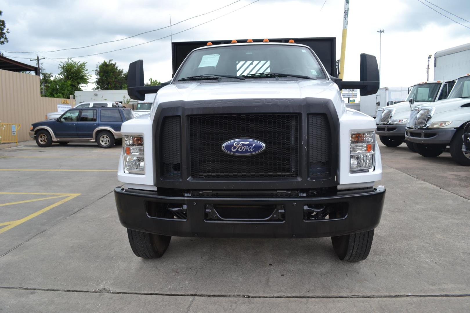 2017 WHITE /GRAY Ford F650 with an TRITON 6.8L V10 320HP engine, TORQSHIFT 6SPD AUTOMATIC transmission, located at 9172 North Fwy, Houston, TX, 77037, (713) 910-6868, 29.887470, -95.411903 - 26,000 LB GVWR NON CDL, 24FT FLATBED , 102" WIDE, 2,500 LB CAPACITY LIFT GATE, 50 GALLON FUEL TANK, SLIDING STRAP WINCHES, SPRING RIDE, POWER WINDOWS & LOCKS, WB: 260", RATIO: 3.91, HYDRAULIC BRAKES, - Photo#1