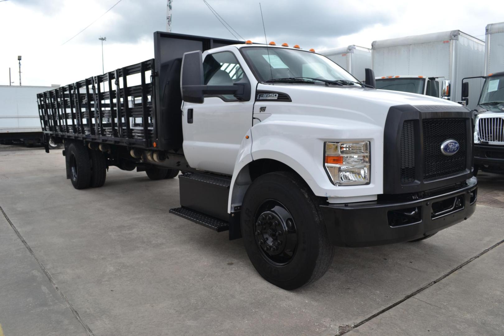 2017 WHITE /GRAY Ford F650 with an TRITON 6.8L V10 320HP engine, TORQSHIFT 6SPD AUTOMATIC transmission, located at 9172 North Fwy, Houston, TX, 77037, (713) 910-6868, 29.887470, -95.411903 - 26,000 LB GVWR NON CDL, 24FT FLATBED , 102" WIDE, 2,500 LB CAPACITY LIFT GATE, 50 GALLON FUEL TANK, SLIDING STRAP WINCHES, SPRING RIDE, POWER WINDOWS & LOCKS, WB: 260", RATIO: 3.91, HYDRAULIC BRAKES, - Photo#2